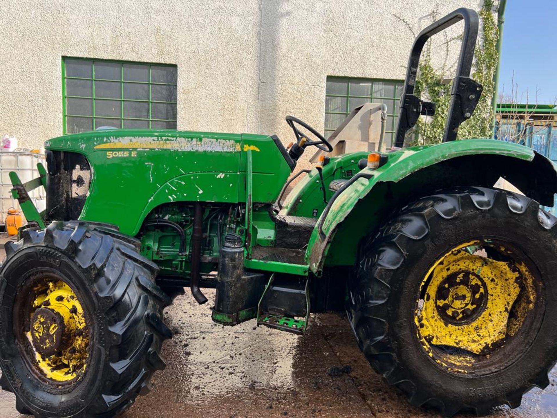 2015 JD 5055E TRACTOR - 10500 HOURS - IN WORKING ORDER - Image 2 of 9