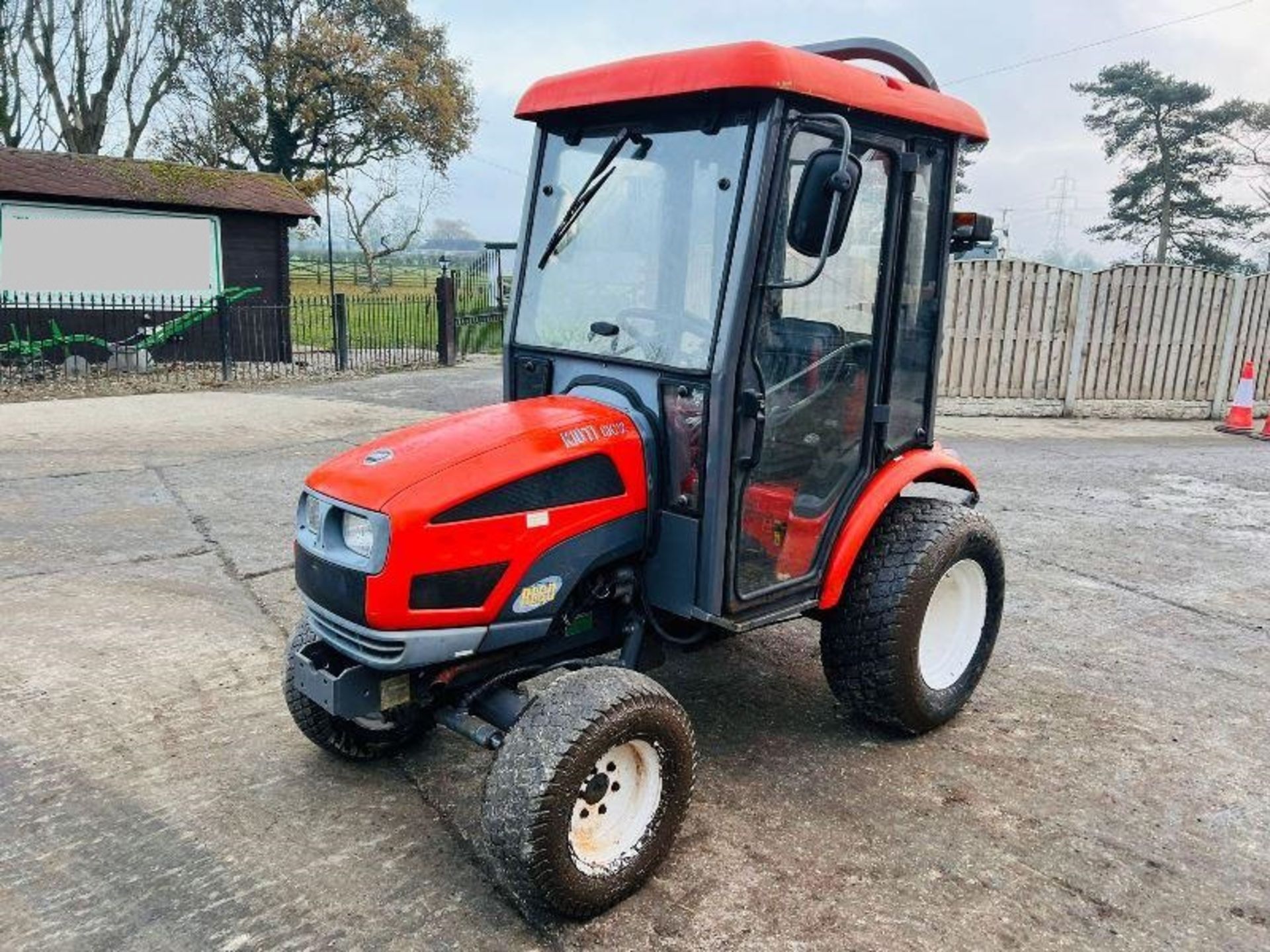 KIOTI CK22 COMPACT TRACTOR *YEAR 2008* C/W TURF TYRES & FULLY GLAZED CABIN - Image 2 of 10