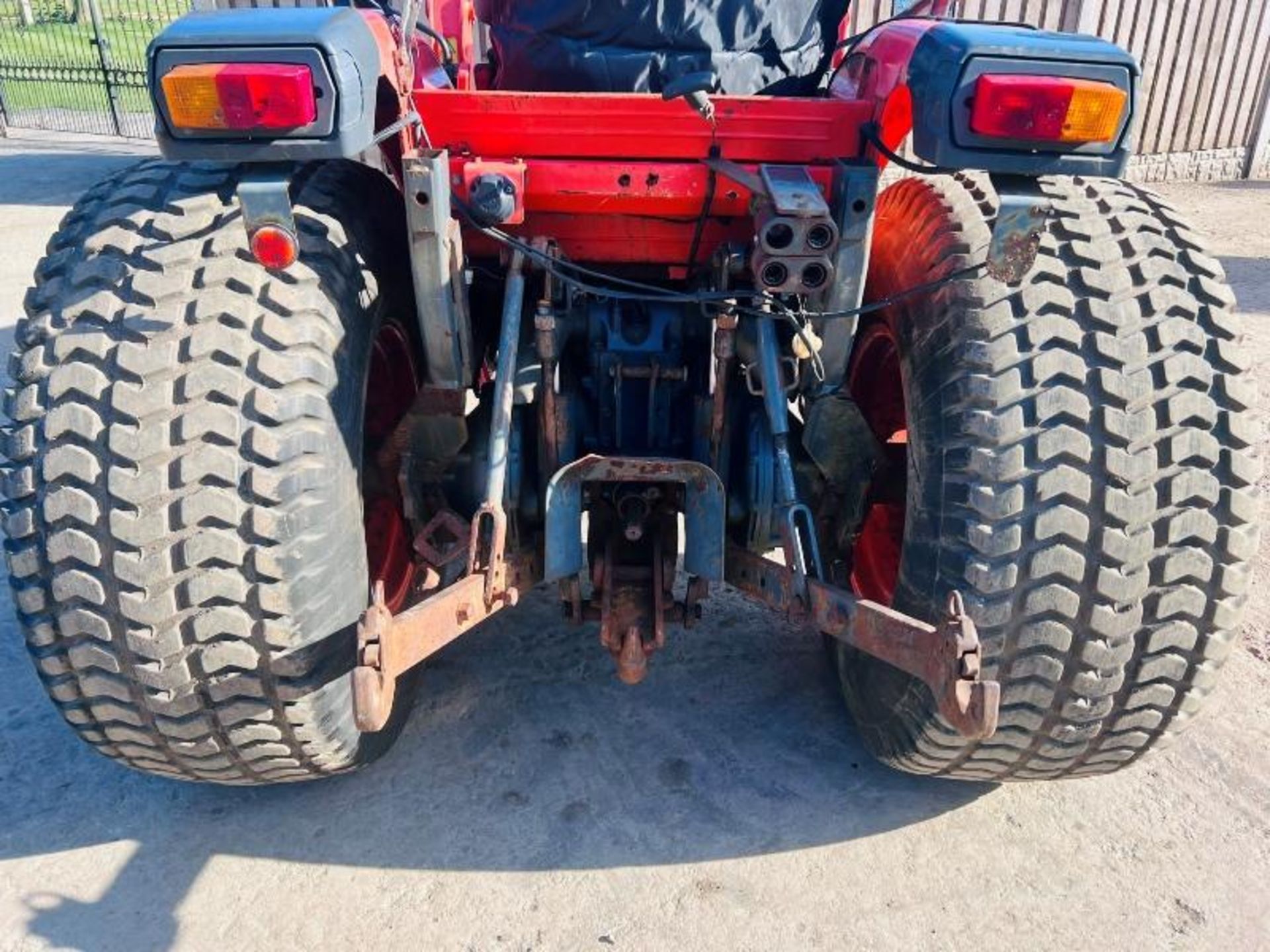 KUBOTA L4240 4WD TRACTOR *3899 HOURS* C/W FRONT LOADER AND BUCKET - Image 16 of 25