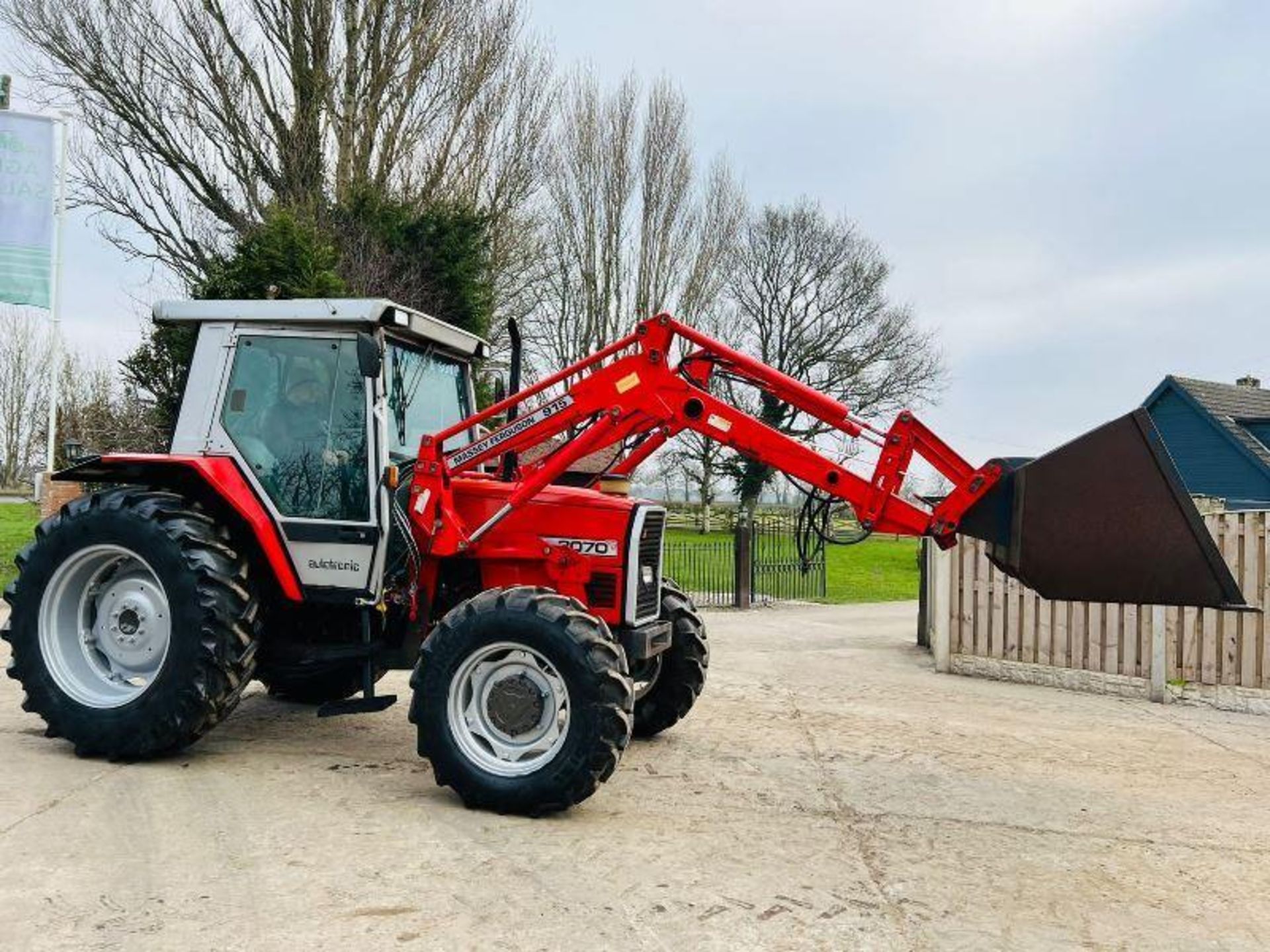 MASSEY FERGUSON 3070 4WD TRACTOR C/W MASSEY FERGUSON 915 FRONT LOADER & BUCKET. - Image 20 of 20