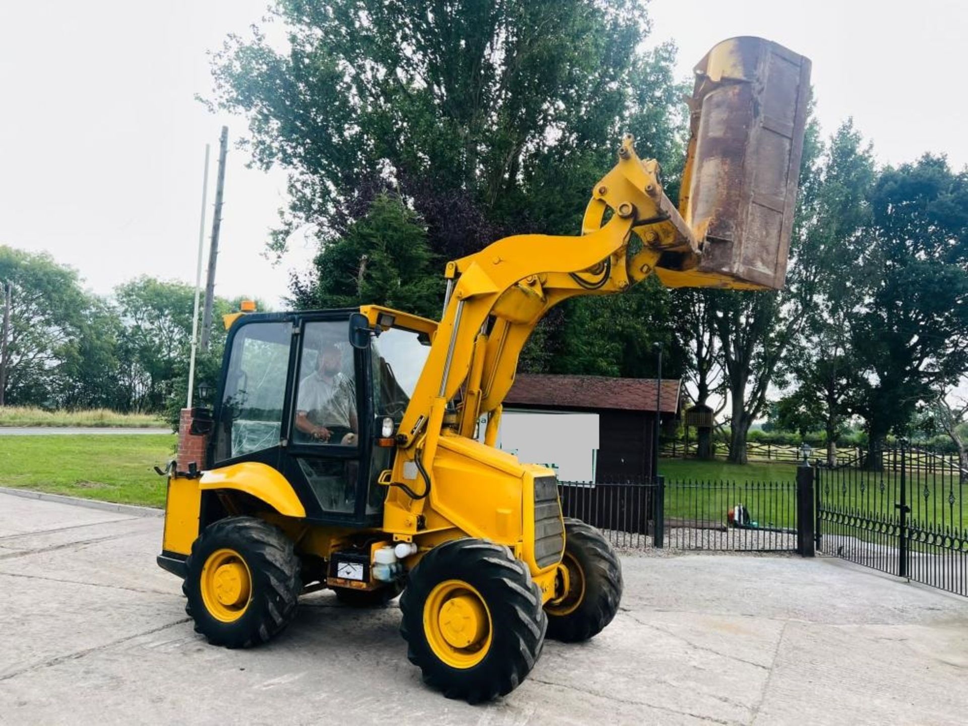 JCB 2CX 4WD AIRMASTER LOADING SHOVEL C/W SIDE TIP BUCKET - Image 12 of 17