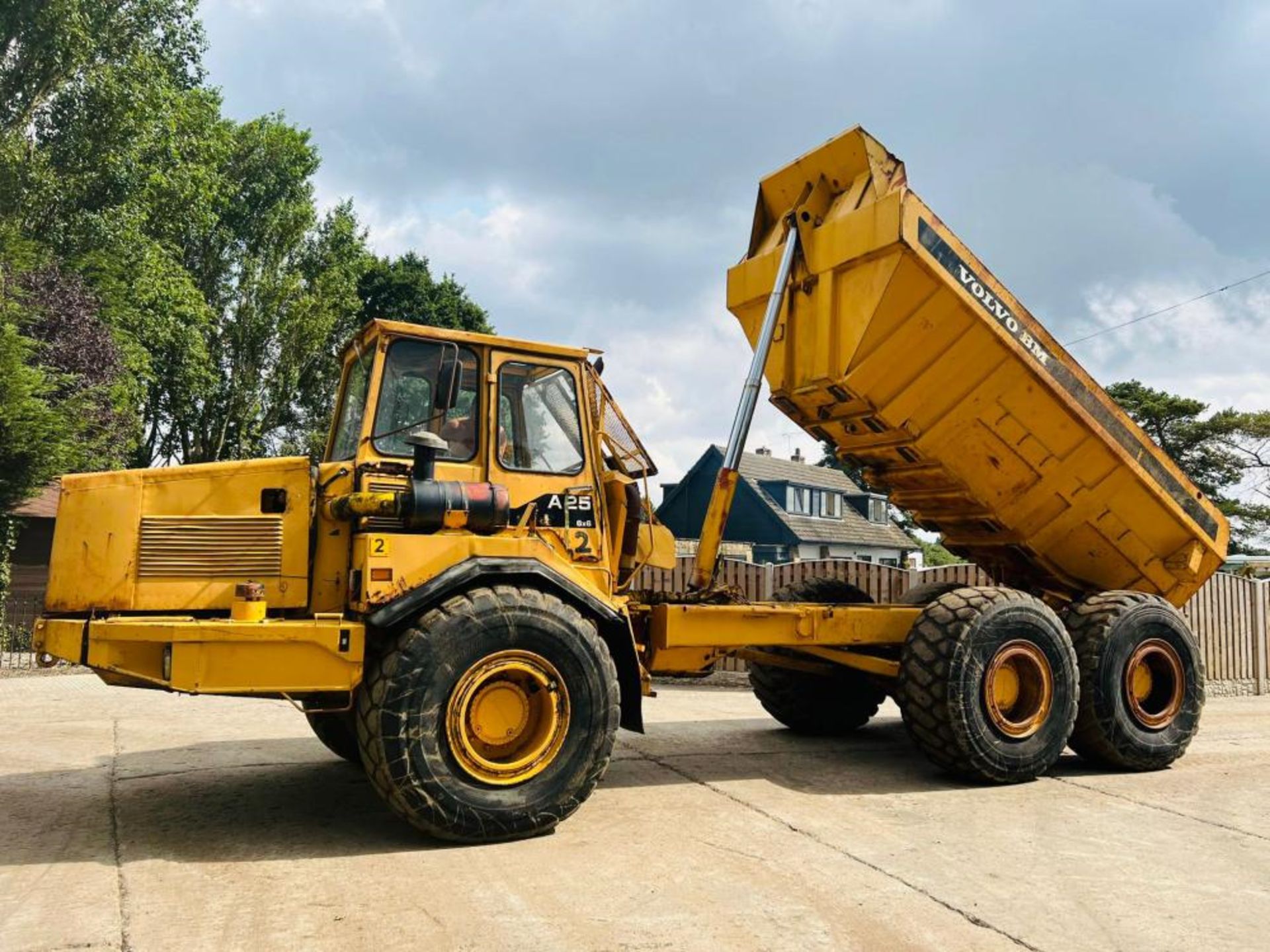 VOLVO BM A25 6X6 ARTICULATED DUMP TRUCK C/W HYDRAULIC STRAIGHT TIP