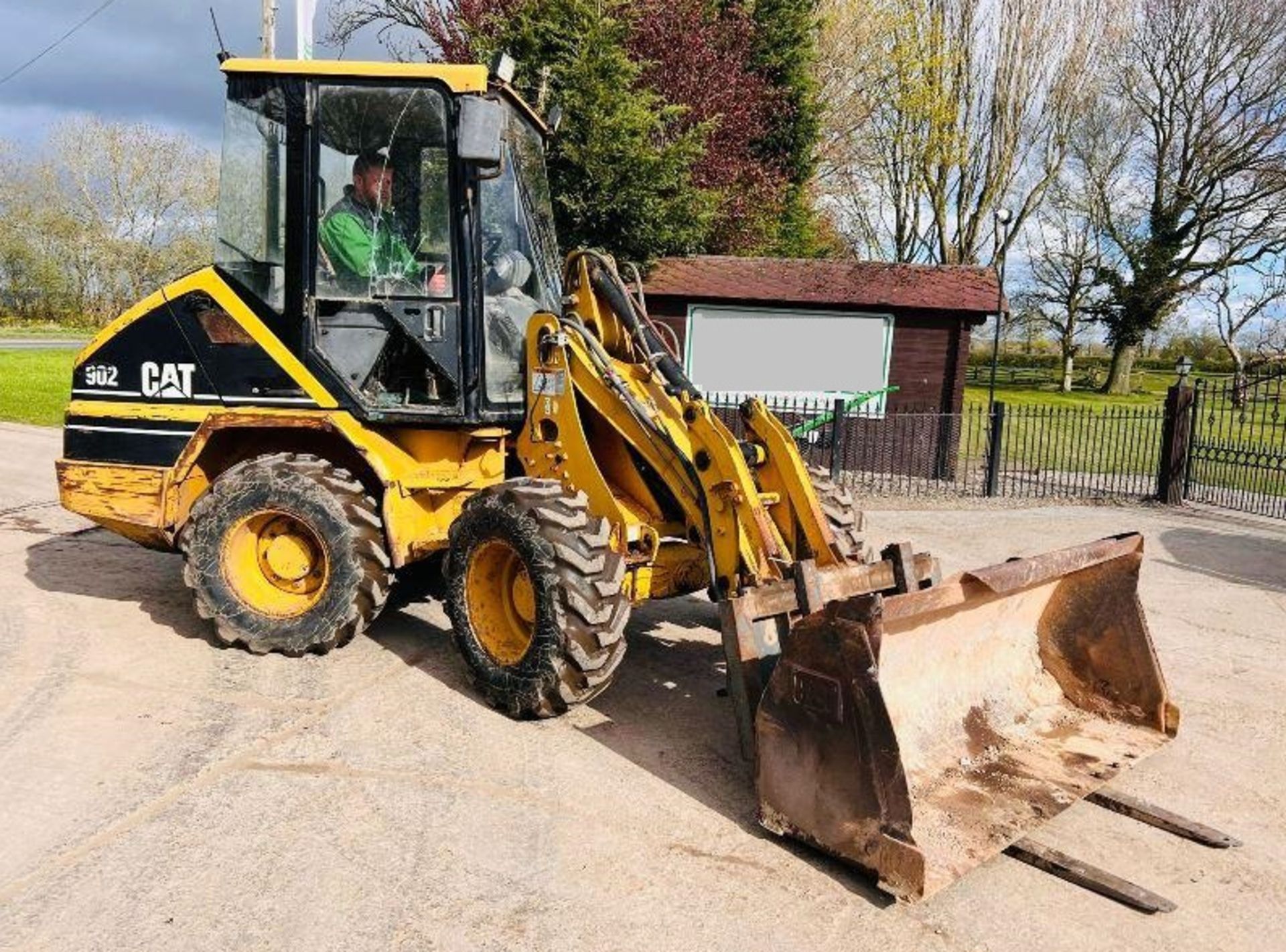 CATERPILLAR 902 4WD LOADING SHOVEL C/W BUCKET AND TINES - Image 3 of 16