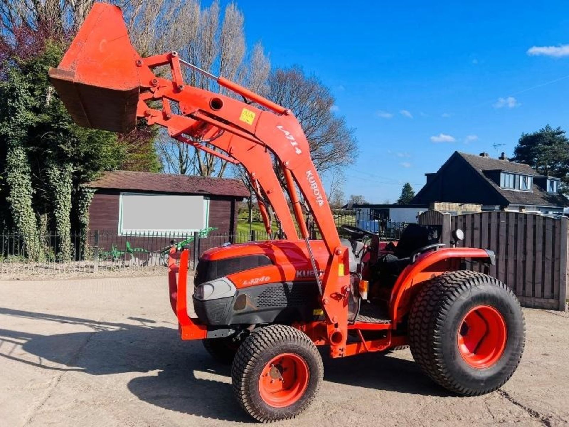 KUBOTA L4240 4WD TRACTOR *3899 HOURS* C/W FRONT LOADER AND BUCKET - Image 7 of 25