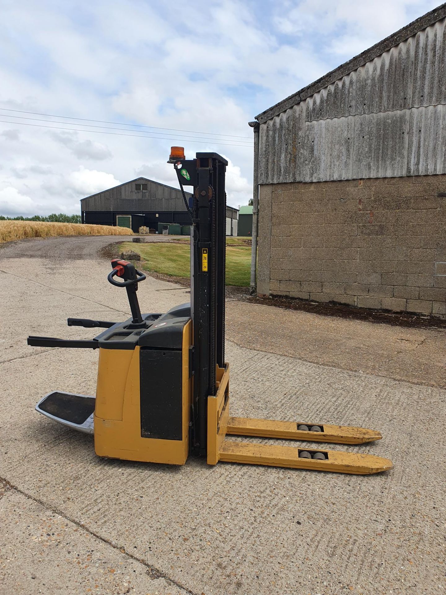 CATERPILLER ELECTRIC STACKER TRUCK - Image 10 of 12