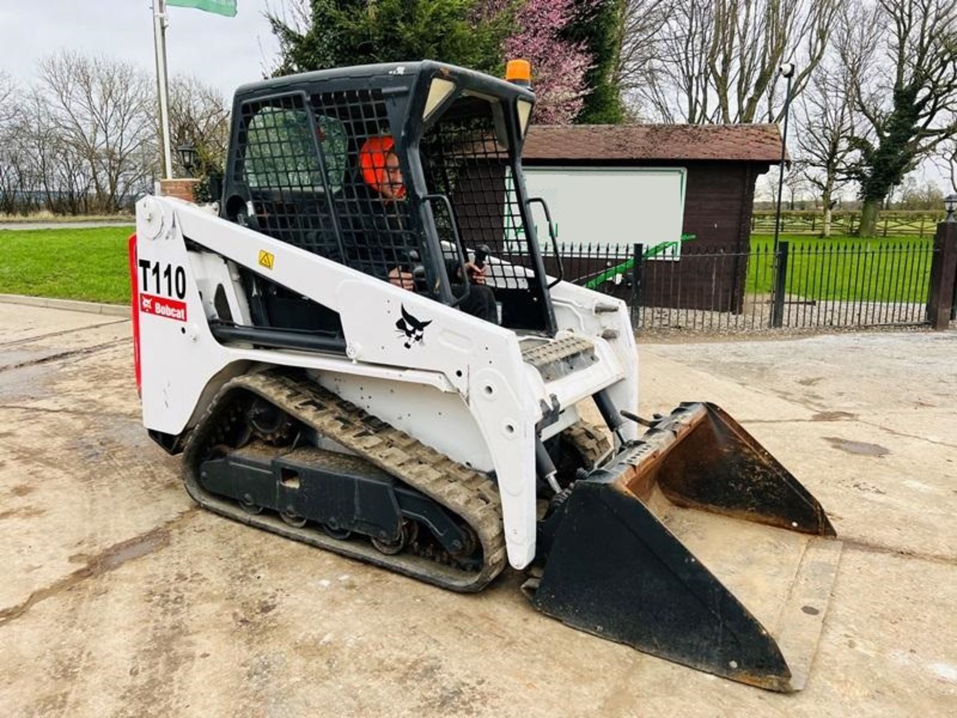 BOBCAT T110 TRACKED SKIDSTEER * YEAR 2018 * C/W BUCKET - Image 7 of 11