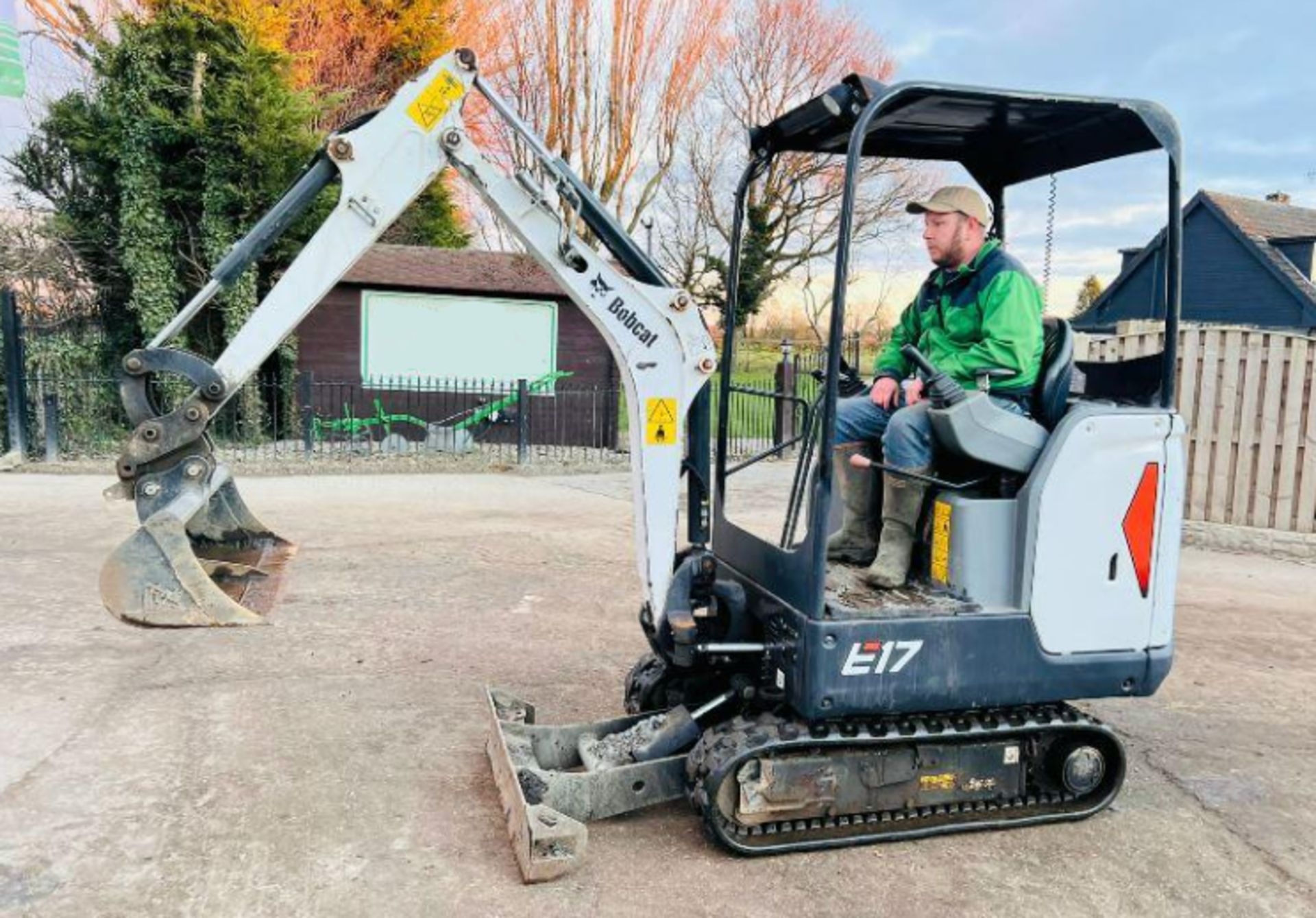 BOBCAT E17 TRACKED EXCAVATOR * YEAR 2019 , 2520 HOURS * C/W QUICK HITCH - Image 16 of 18