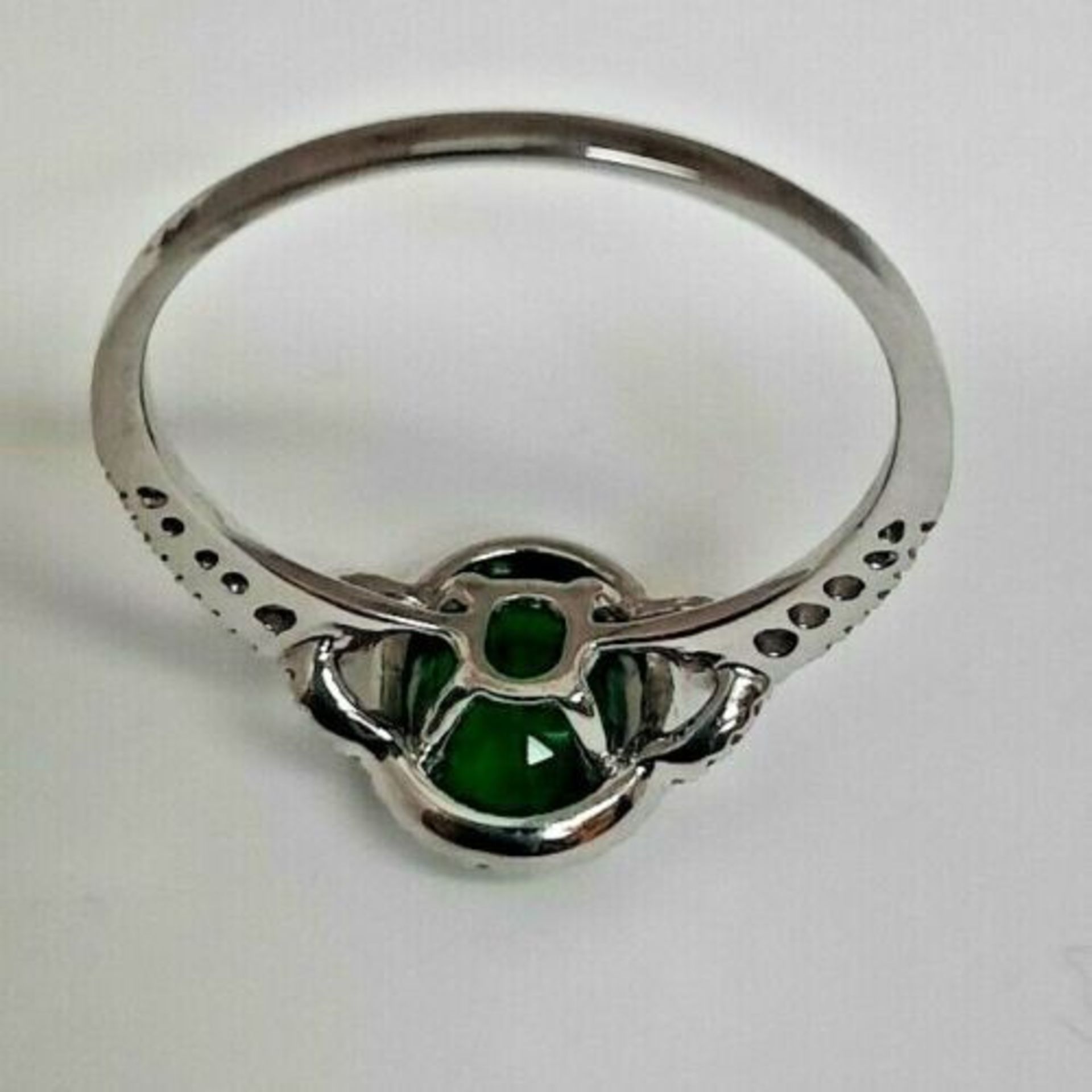 1.20CT EMERALD & DIAMOND RING WHITE GOLD - Image 4 of 6