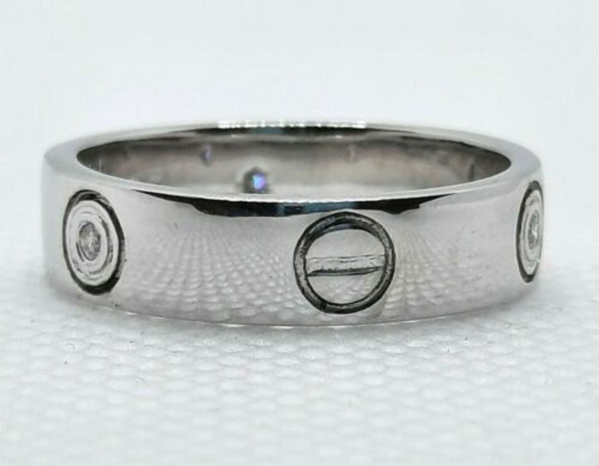 WHITE GOLD DIAMOND WEDDING BAND. SCREW MOTIFS - Image 4 of 6