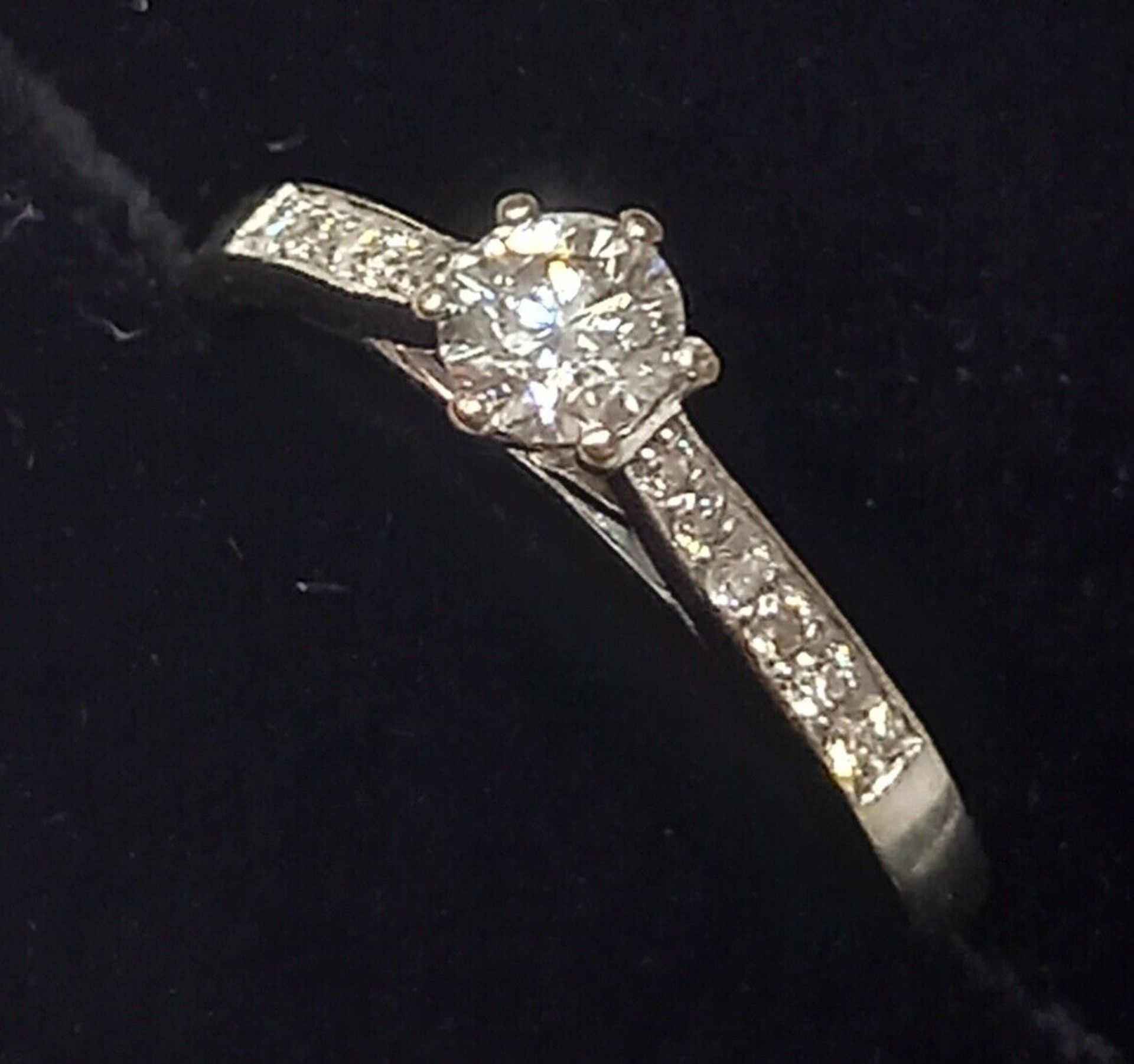 0.45CT DIAMOND ENGAGMENT RING DIAMOND SHOULDERS - Image 3 of 7