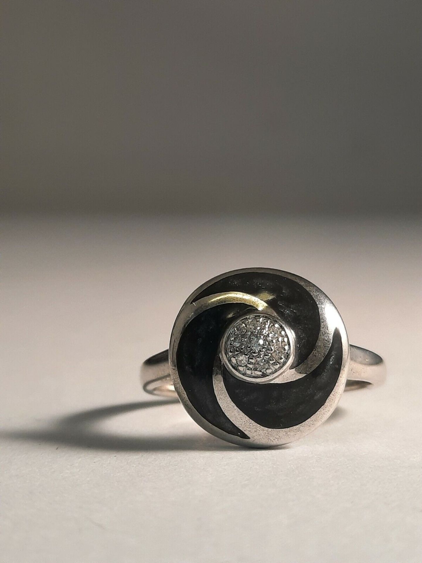 CERAMIC & 0.10CT DIAMONDS RING/GREY STIRLING SILVER - Image 2 of 6