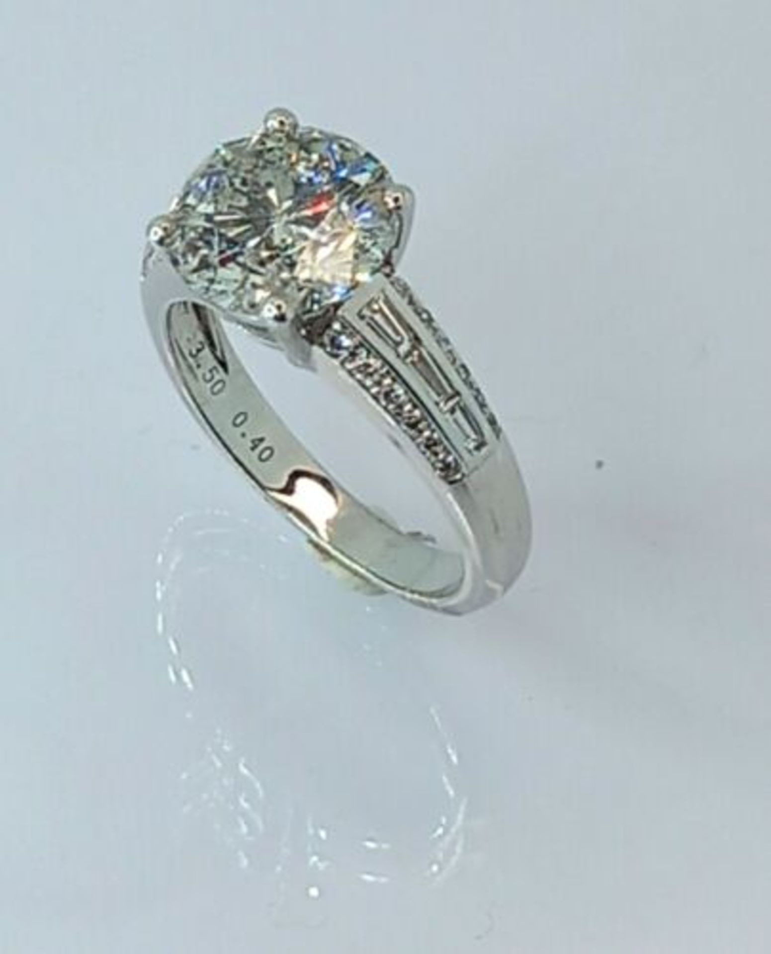 3.50CT DIAMOND SOLITAIRE/ENGAGEMENT WITH 0.40CT DIAMOND SHOULDERS.18K WHITE GOLD - Image 2 of 7