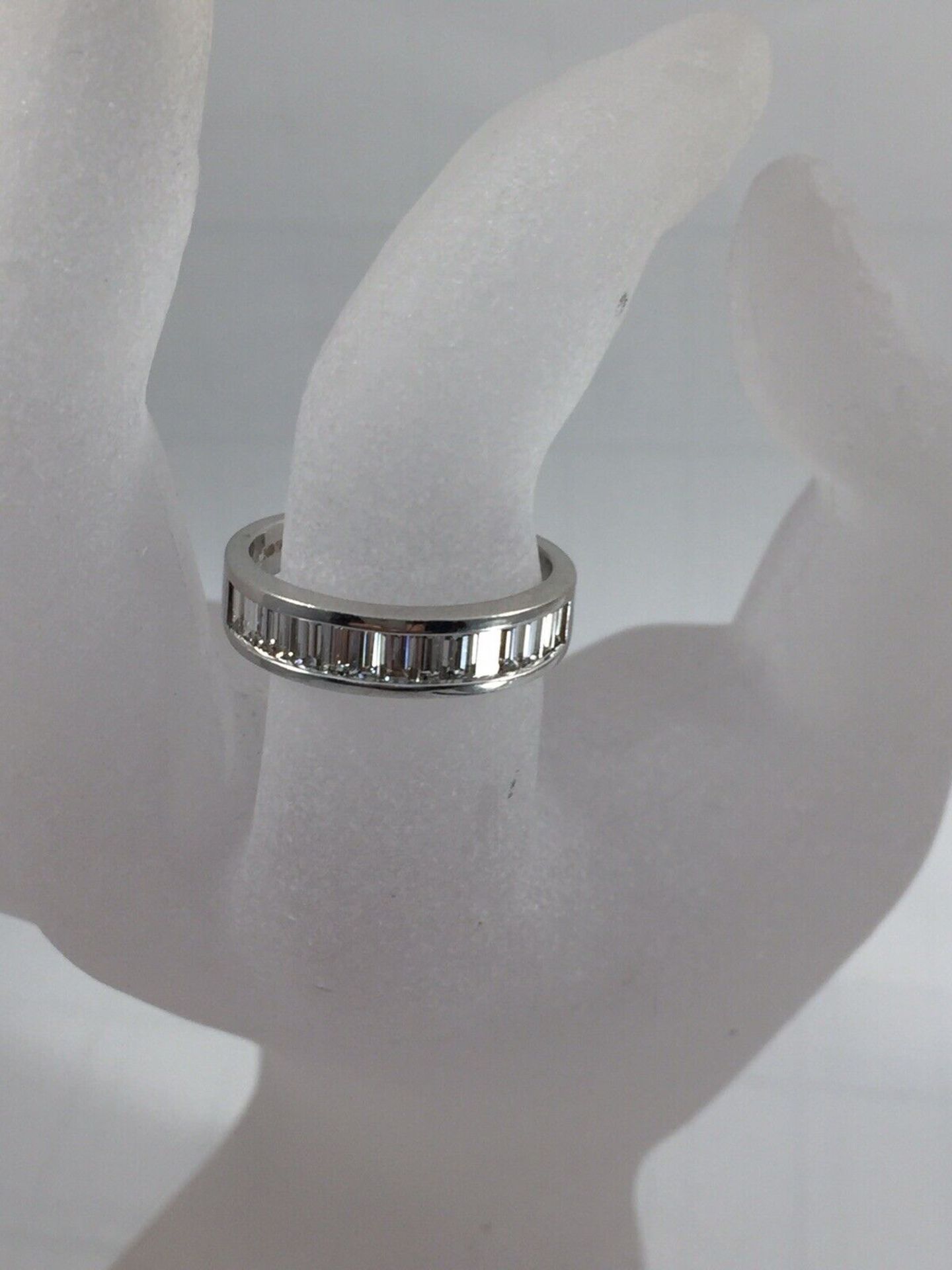 1.00 CT BAGUETTE DIAMOND WEDDING BAND/DRESS RING. 18CT WHITE GOLD