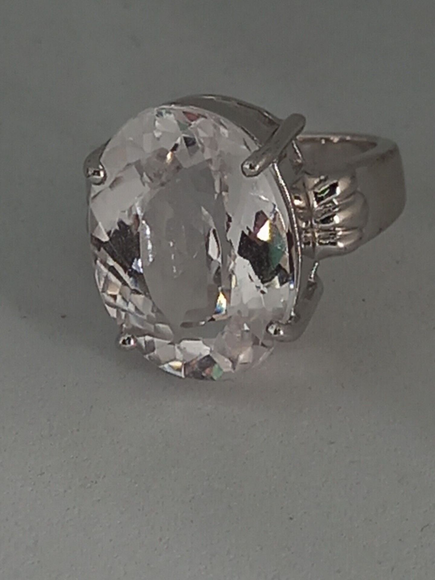 LARGE OVAL QUARTZ CRYSTAL WHITE GOLD RING - Image 4 of 5