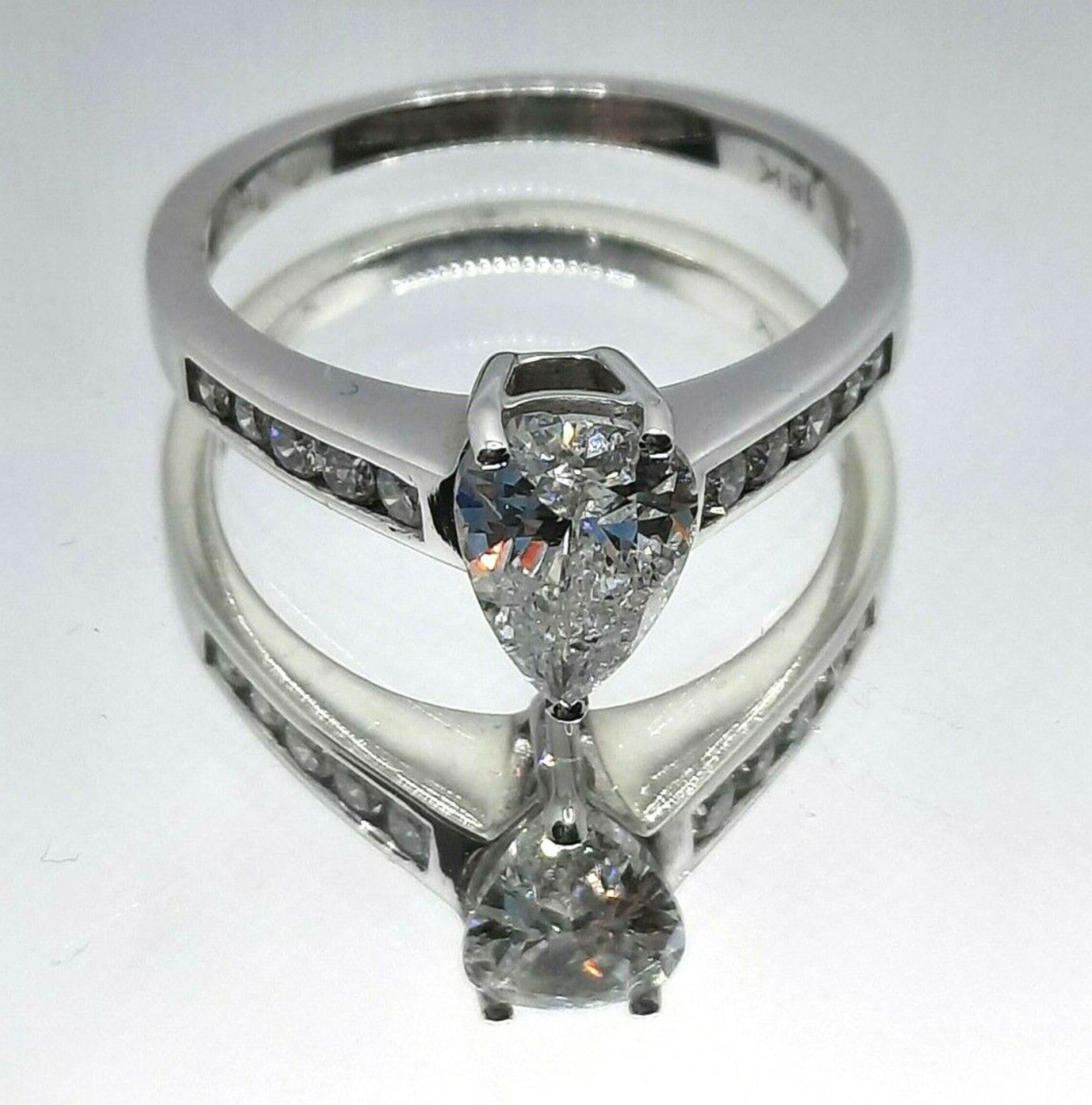 1.01 CARAT PEAR DIAMOND ENGAGEMENT RING/ 0.18 KARAT DIAMOND SHOULDERS - Image 3 of 4