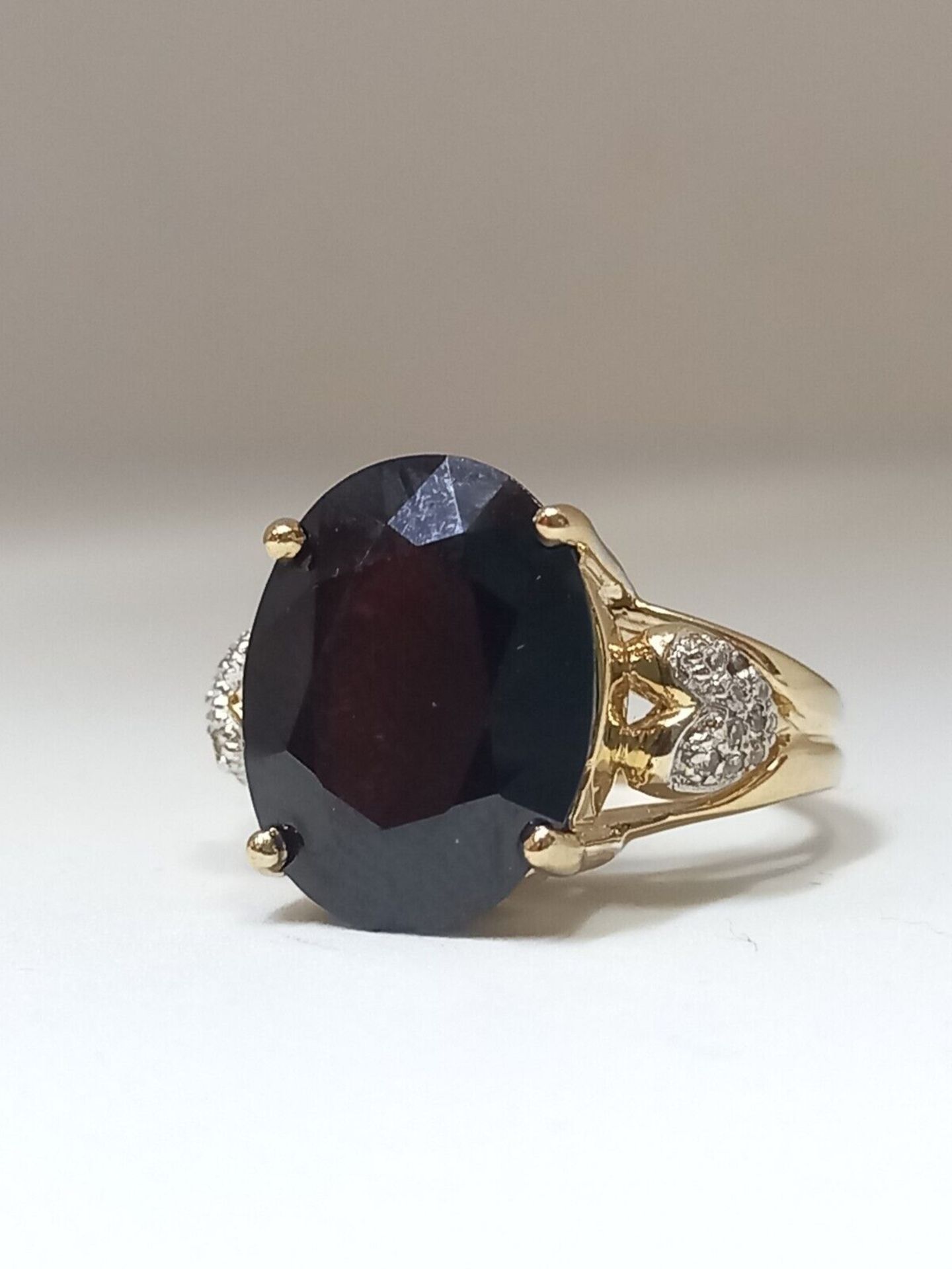 LARGE OVAL GARNET & DIAMOND RING 9CT YELLOW GOLD - Image 5 of 6