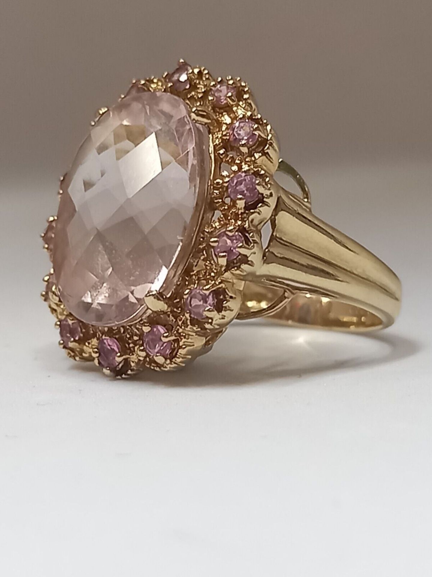 LARGE OVAL PINK MORGANITE/SAPPHIRE RING/YELLOW GOLD - Image 4 of 6