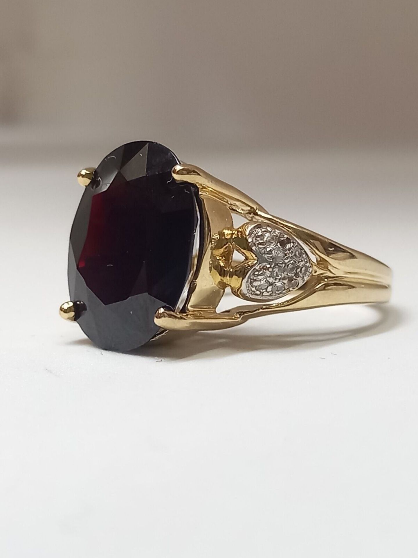 LARGE OVAL GARNET & DIAMOND RING 9CT YELLOW GOLD - Image 4 of 6