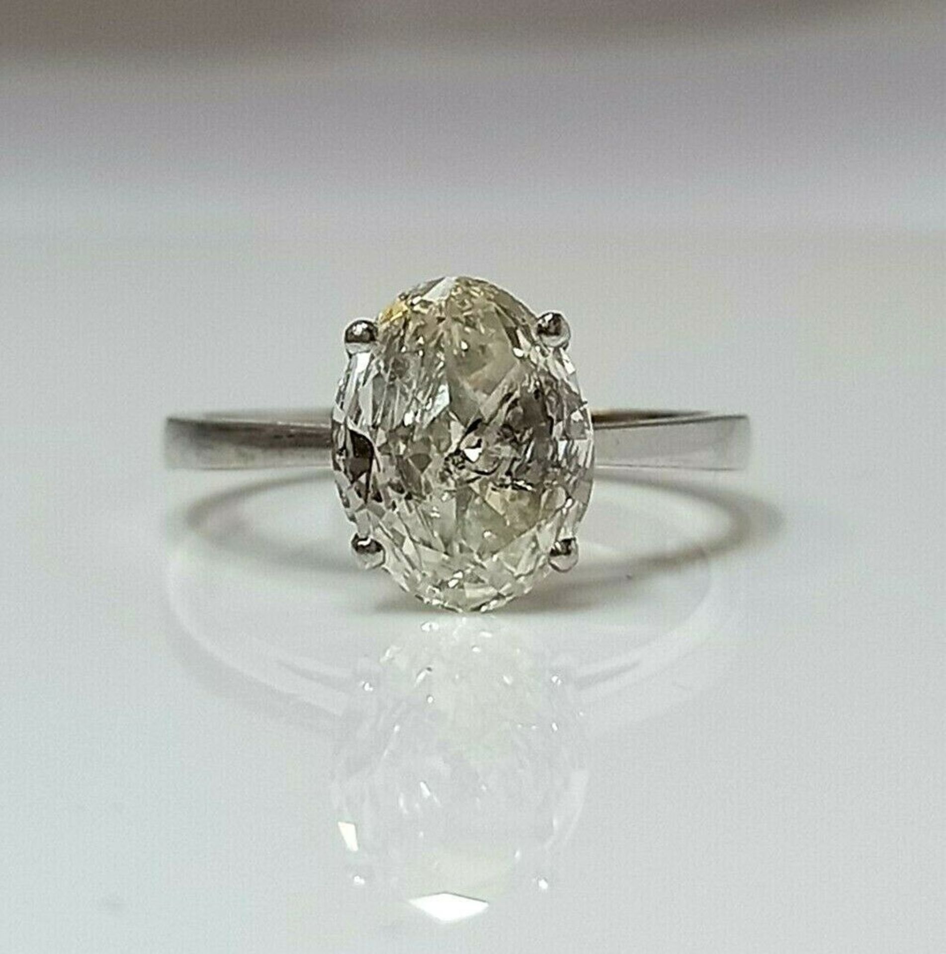 STUNING PLATINUM 2.50 OVAL DIAMOND SINGLE STONE/SOLITAIRE RING - Image 3 of 4