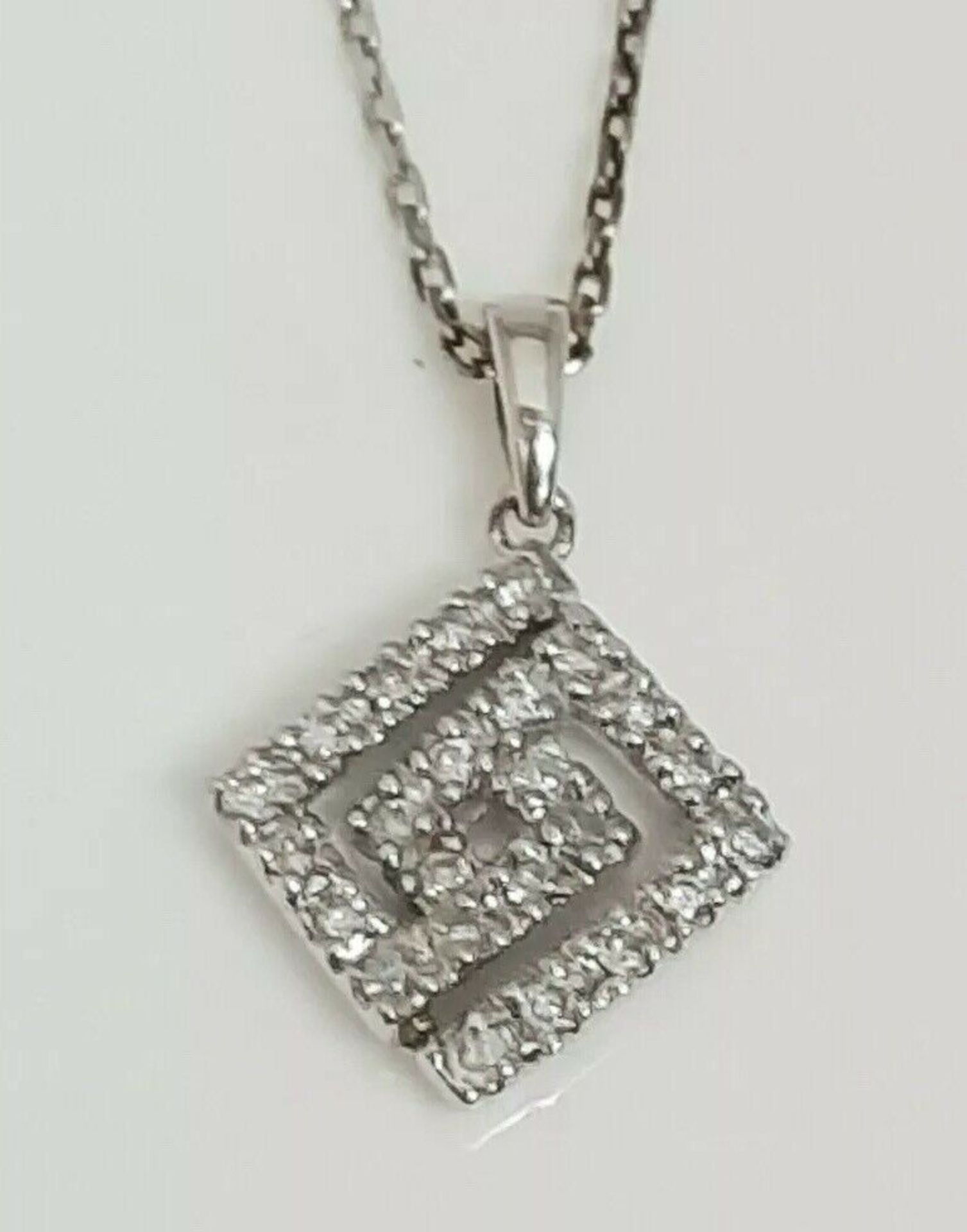 DIAMOND PENDANT/DIAMOND SHAPE IN WHITE GOLD