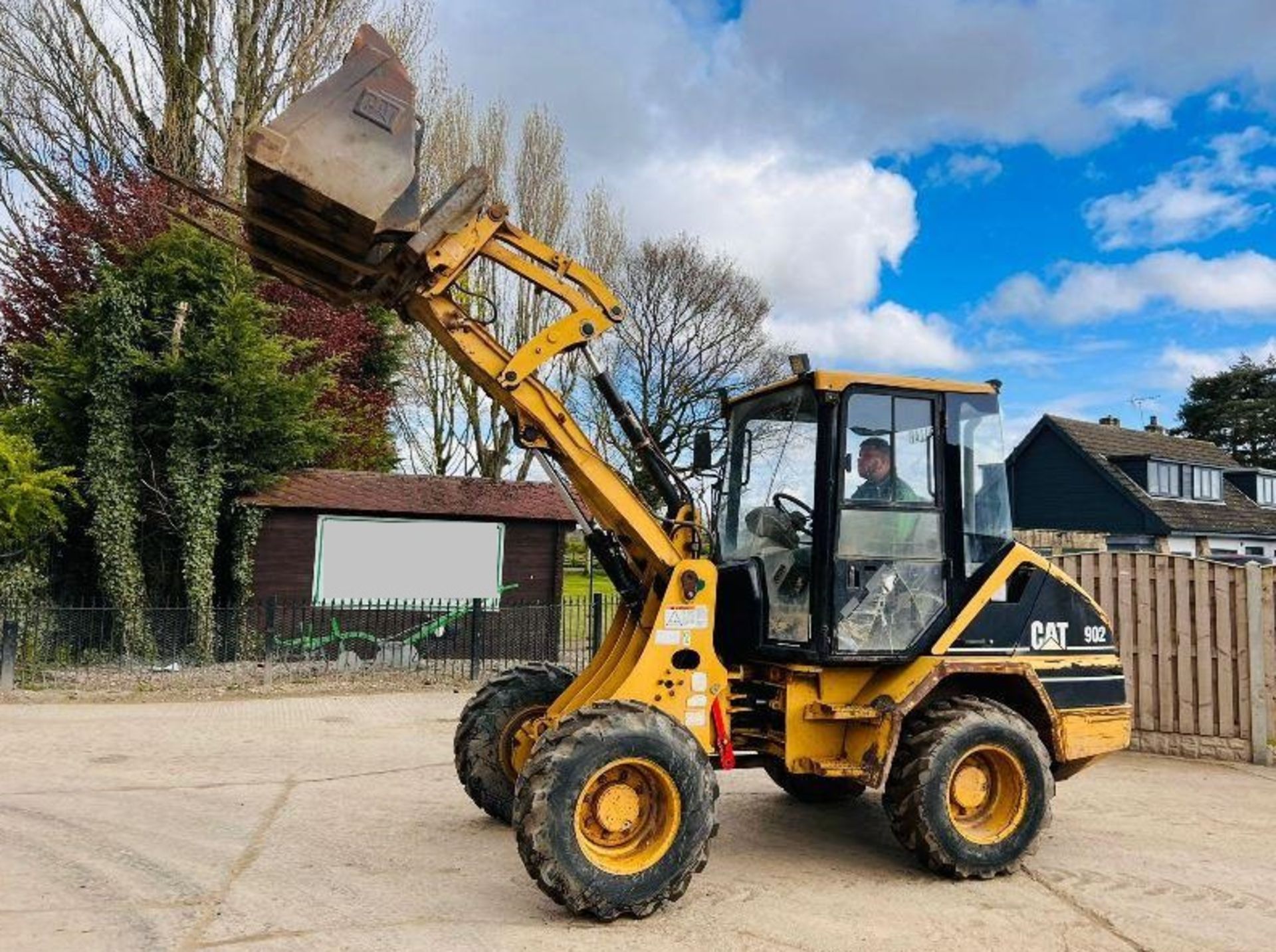 CATERPILLAR 902 4WD LOADING SHOVEL C/W BUCKET AND TINES - Image 13 of 16