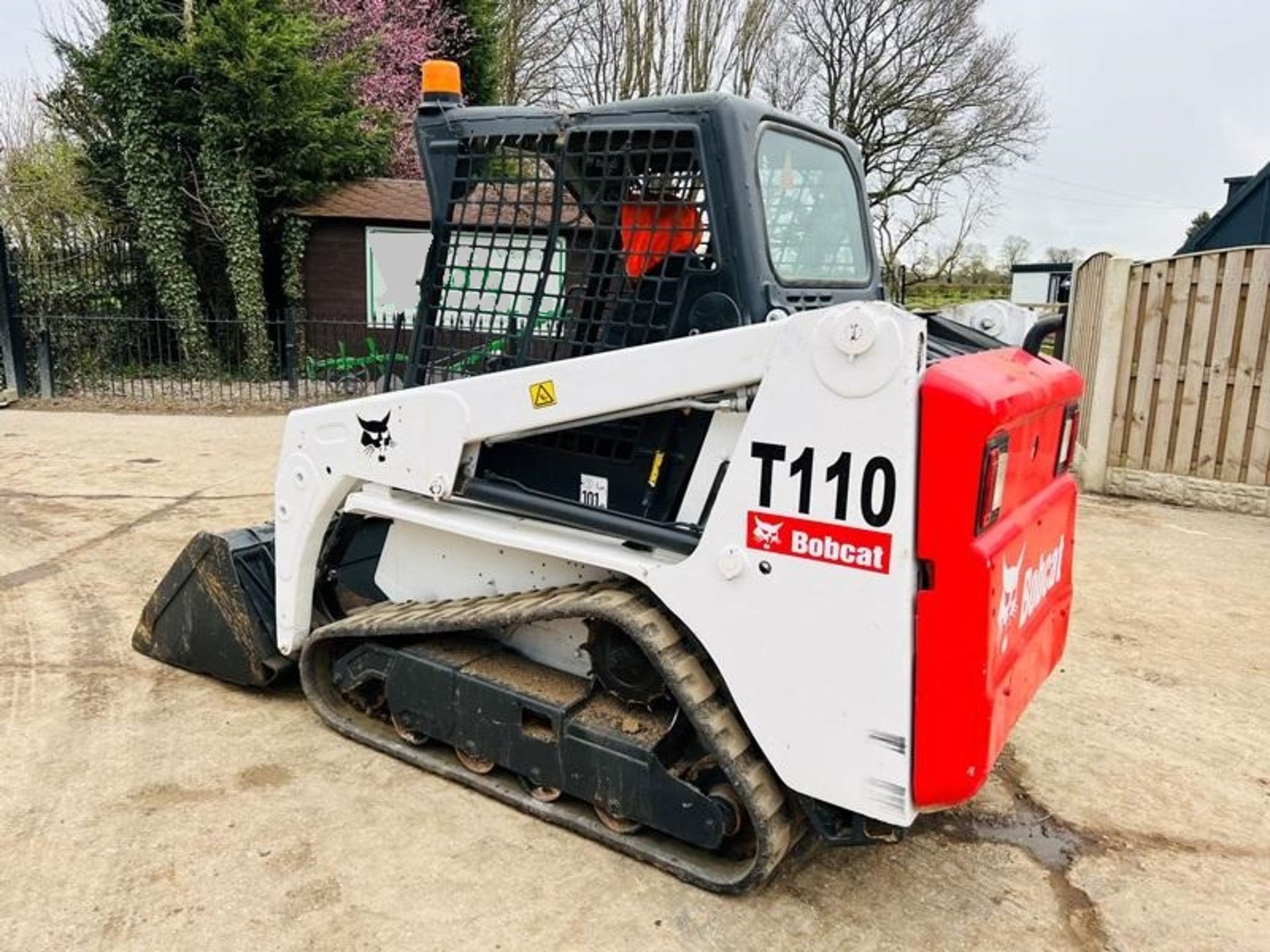 BOBCAT T110 TRACKED SKIDSTEER * YEAR 2018 * C/W BUCKET - Image 2 of 11