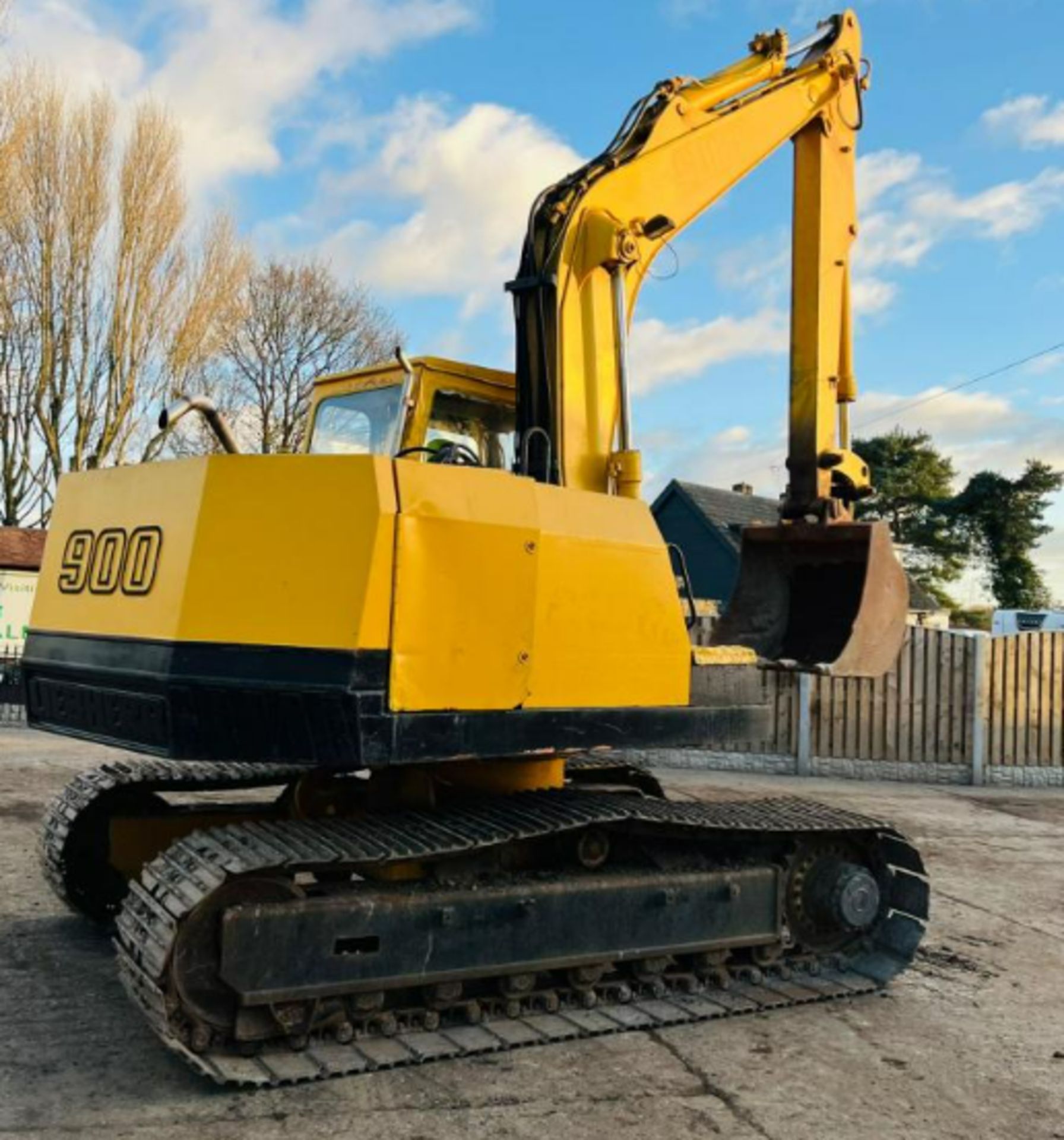 LIEBHERR 900 TRACKED EXCAVATOR C/W BUCKET - Image 4 of 10