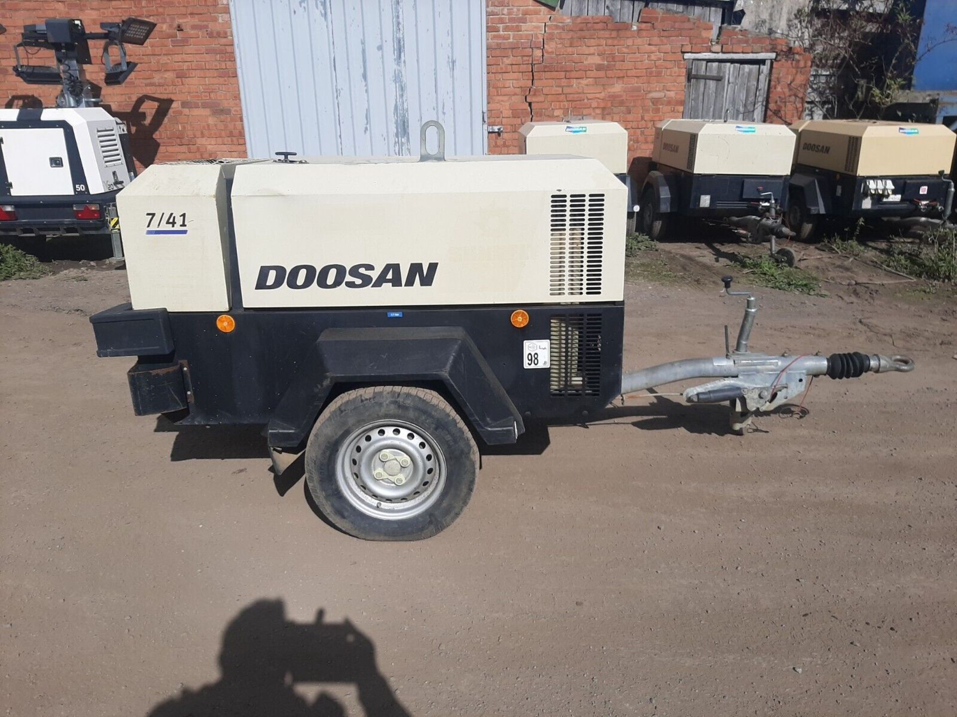 DOOSAN INGERSOLL RAND 7/41 DIESEL PORTABLE AIR COMPRESSOR LOW HOURS - Image 4 of 9