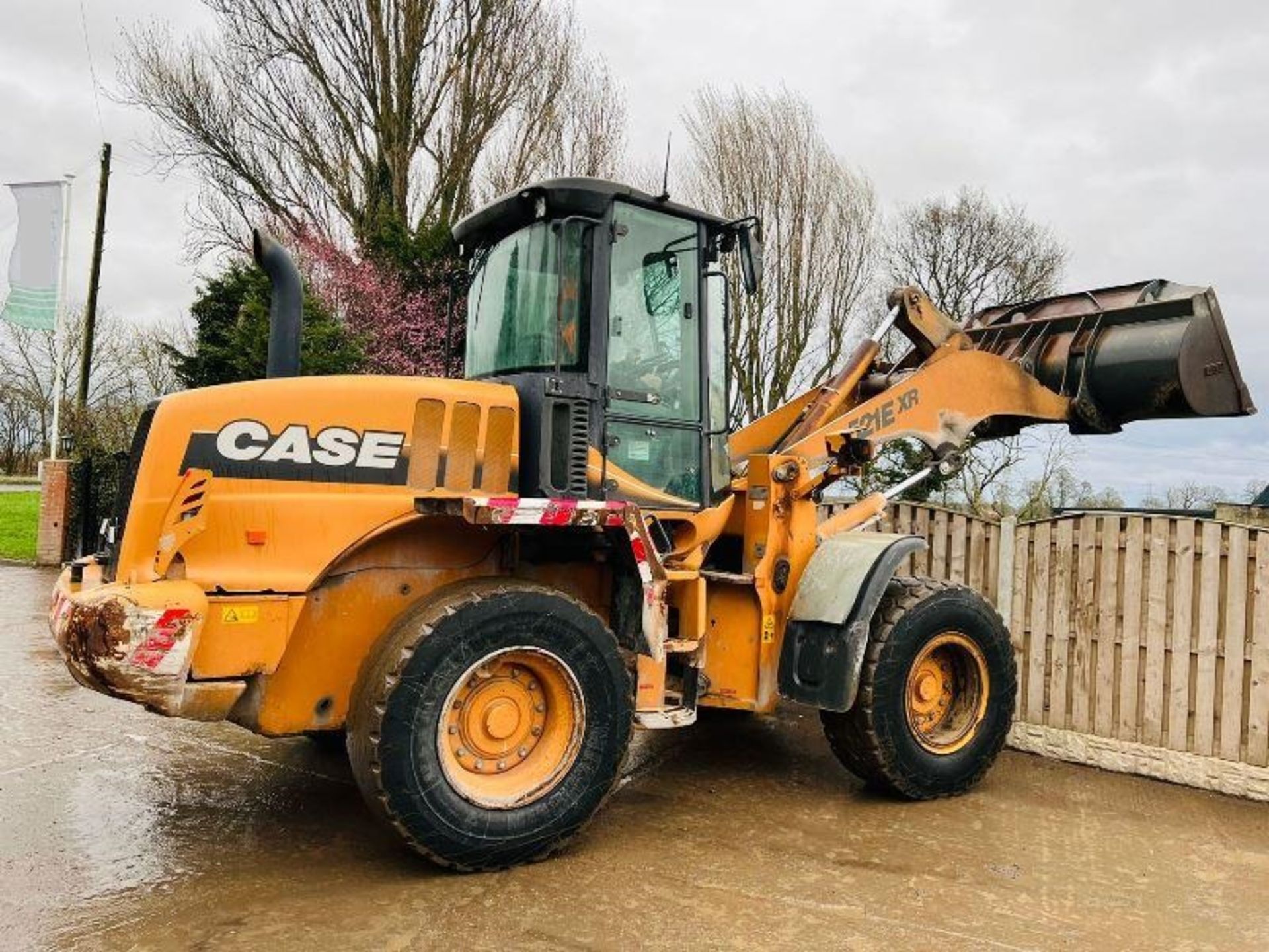 CASE 521E XR 4WD LOADING SHOVEL * YEAR 2009 * C/W BUCKET - Image 8 of 15