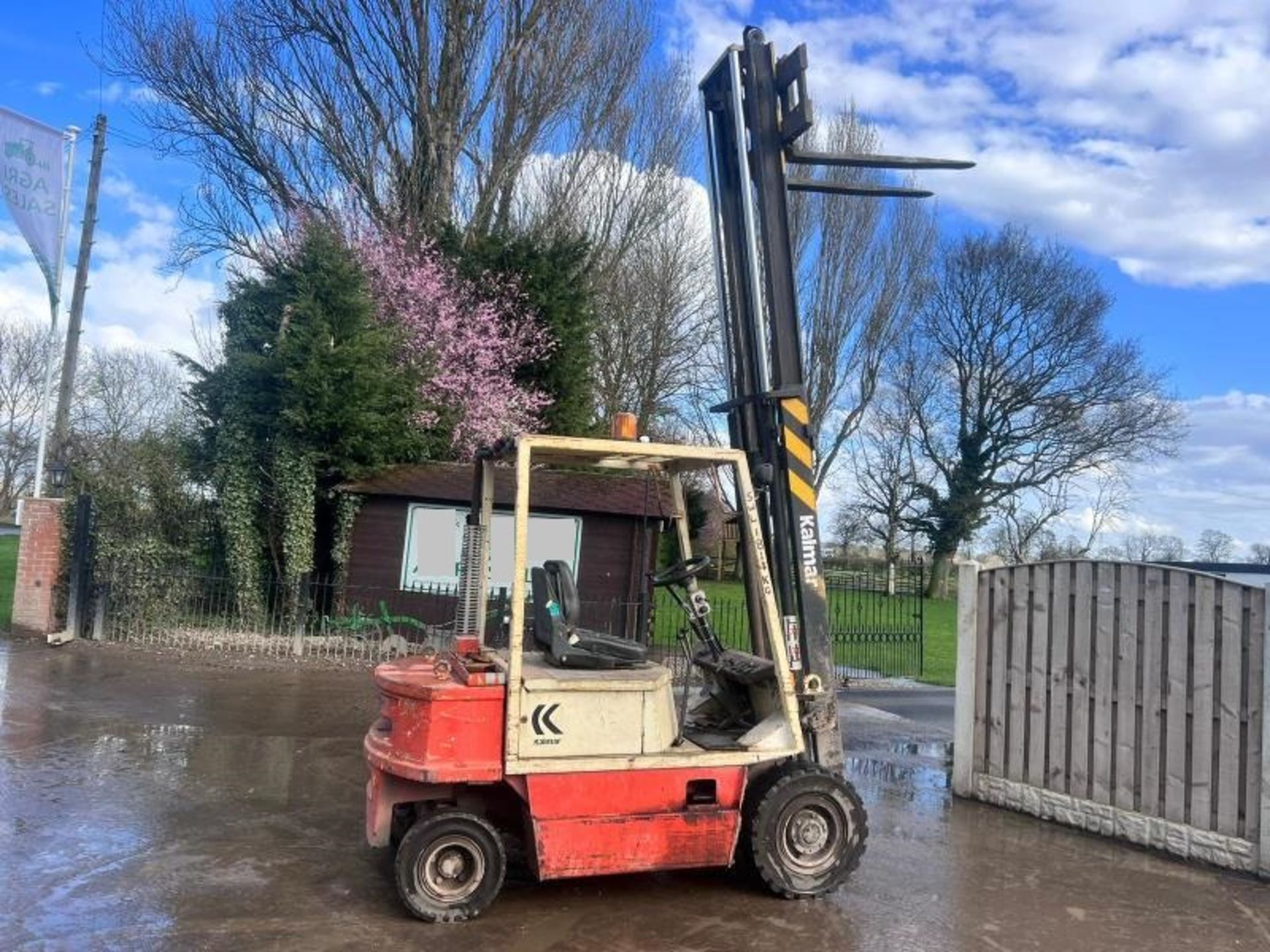 KALMAR CQ2.0 DIESEL FORKLIFT C/W PALLET TINES - Image 8 of 17