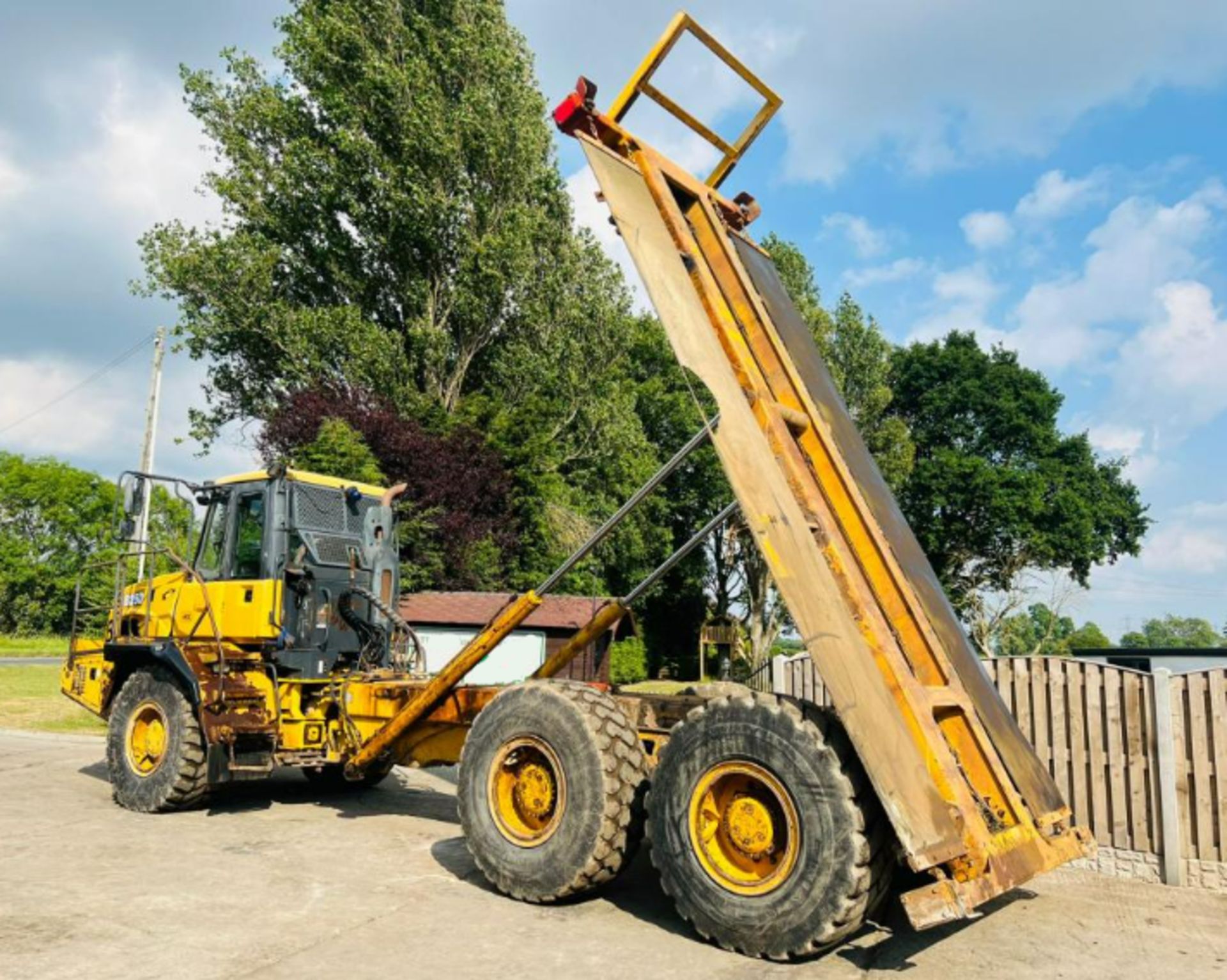 BELL B25D 6X6 ARTICULATED DUMP TRUCK C/W TWIST LOCK CONTAINER MOUNTS - Image 11 of 17