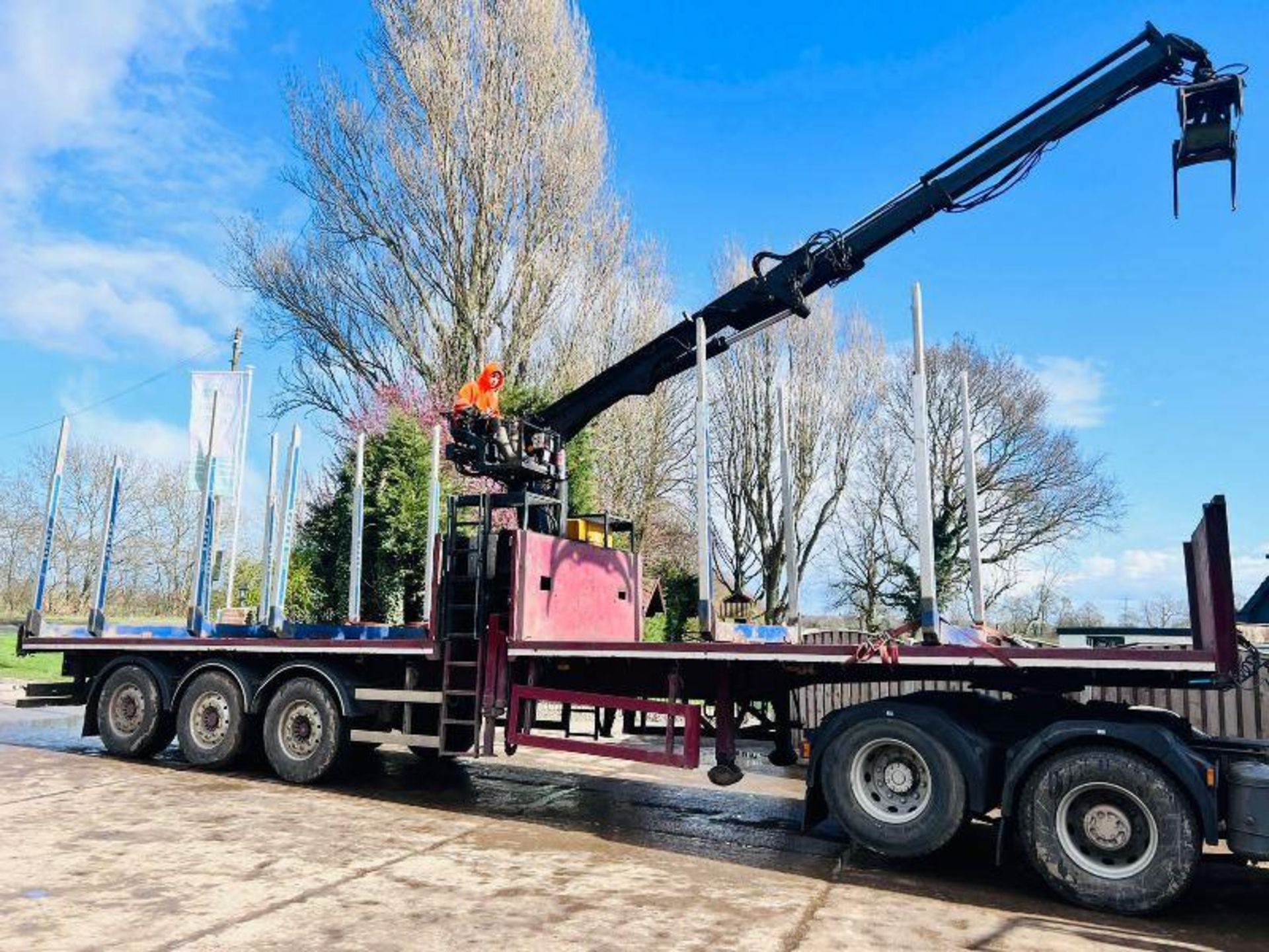 SDC TRI-AXLE LOGG TRAILER * YEAR 2007 * C/W TEREX ATLAS 105.2-A11 CRANE