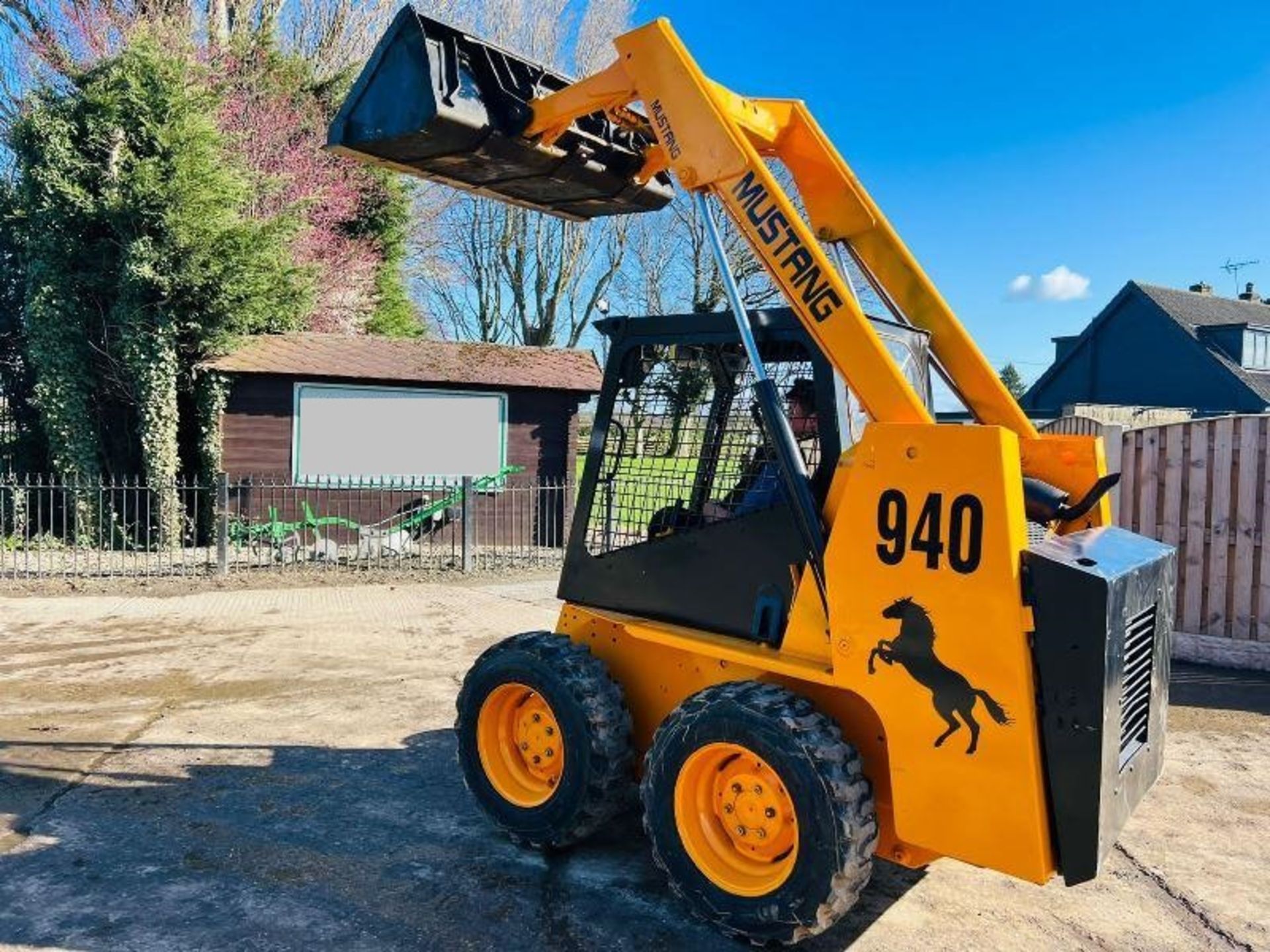 MUSTANG 940 4WD SKIDSTEER C/W BUCKET - Image 2 of 11