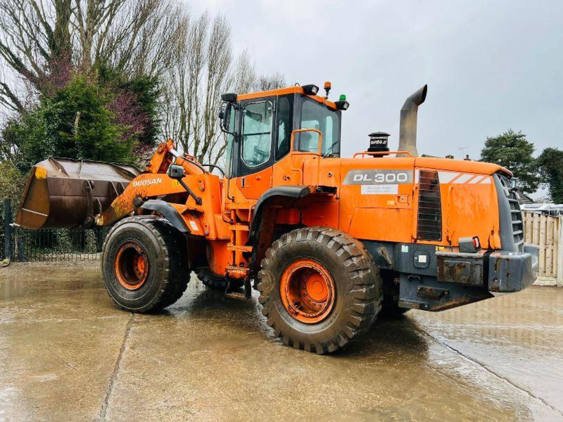 DOOSAN DL300 4WD LOADING SHOVEL C/W BUCKET & AC CABIN - Image 13 of 16