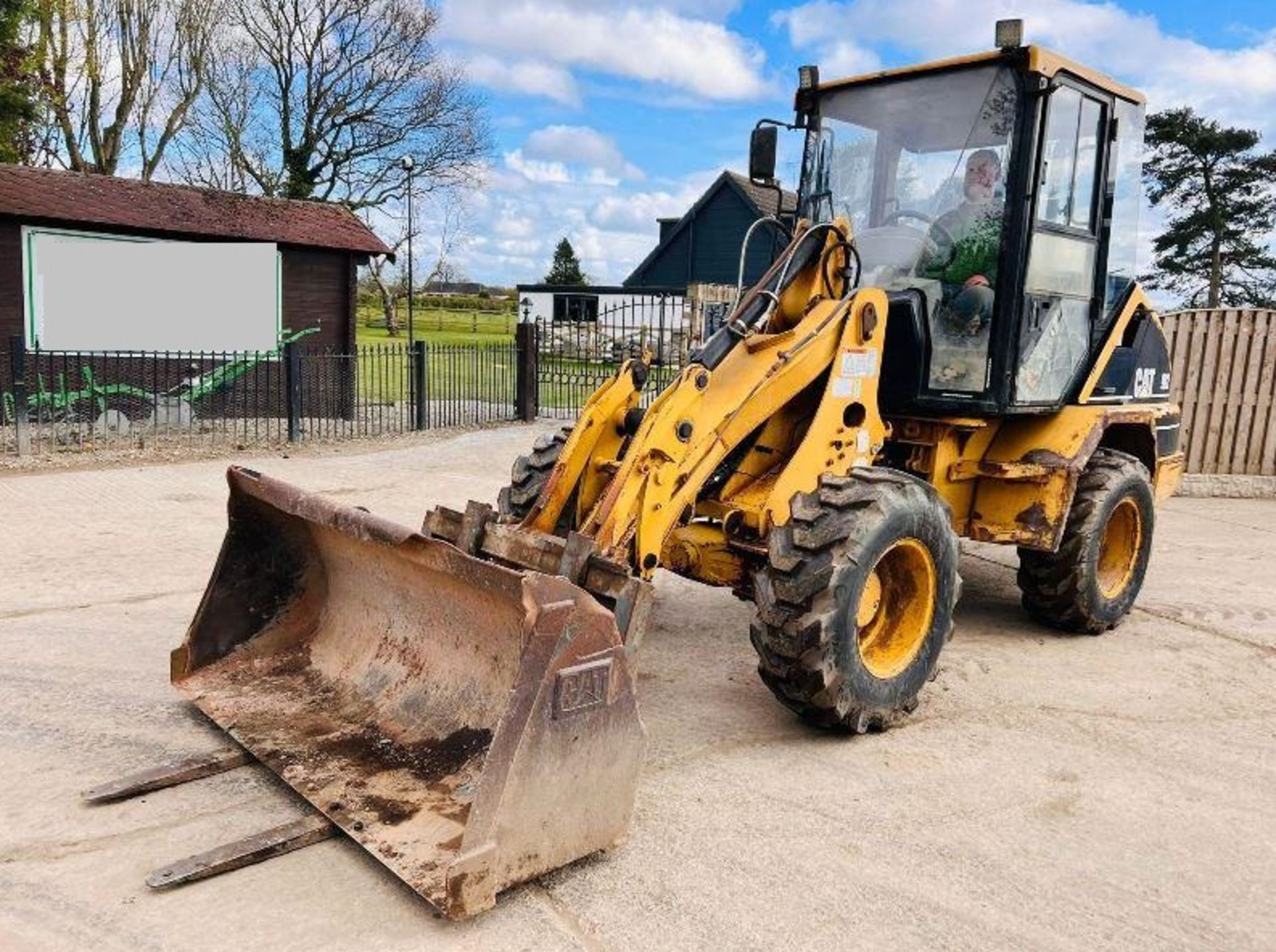 CATERPILLAR 902 4WD LOADING SHOVEL C/W BUCKET AND TINES - Image 10 of 16