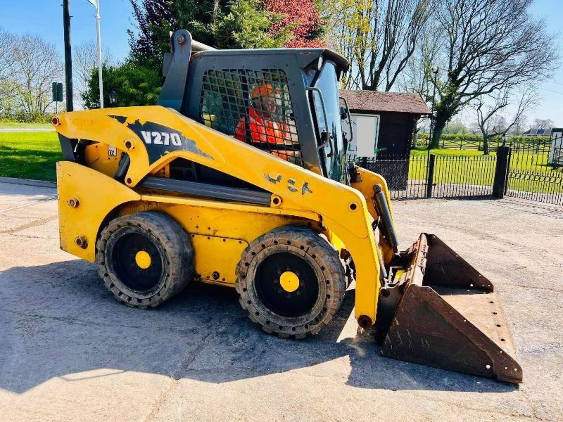 GEHL V270 4WD SKIDSTEER *HIGH LIFT , YEAR 2011* C/W REVERSE CAMERA - Image 9 of 21