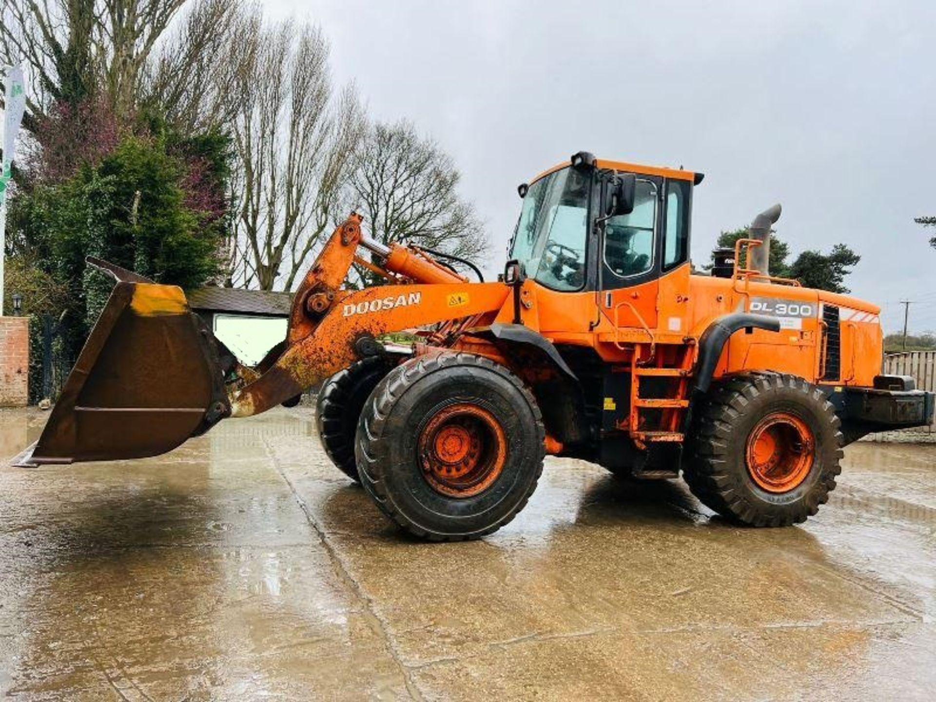 DOOSAN DL300 4WD LOADING SHOVEL C/W BUCKET & AC CABIN - Image 16 of 16