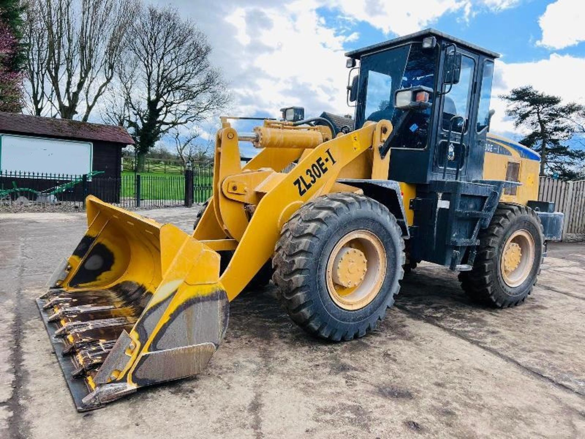 SEM ZL30E-1 4WD LOADING SHOVEL C/W BUCKET - Image 11 of 19