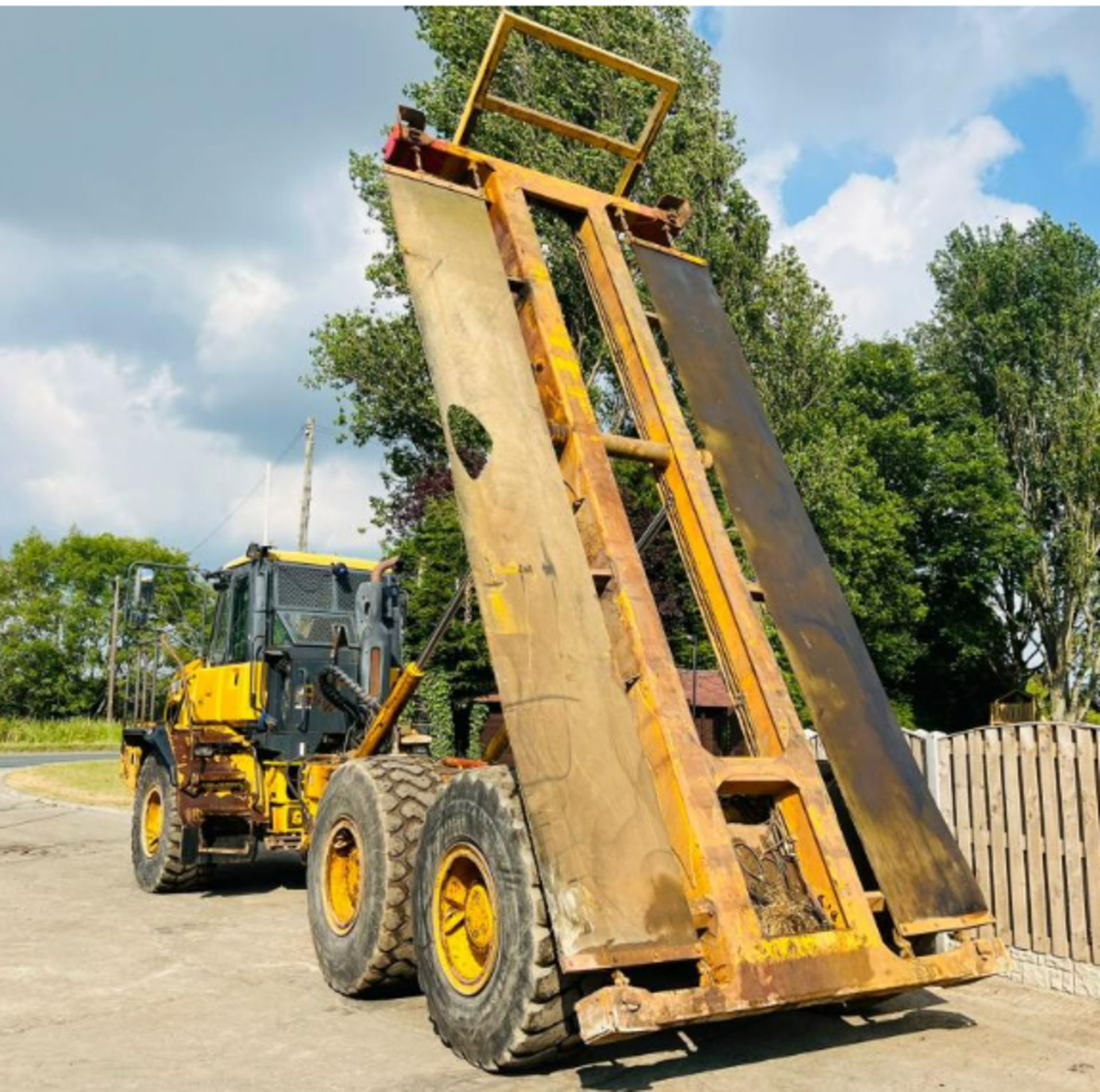 BELL B25D 6X6 ARTICULATED DUMP TRUCK C/W TWIST LOCK CONTAINER MOUNTS - Image 10 of 17