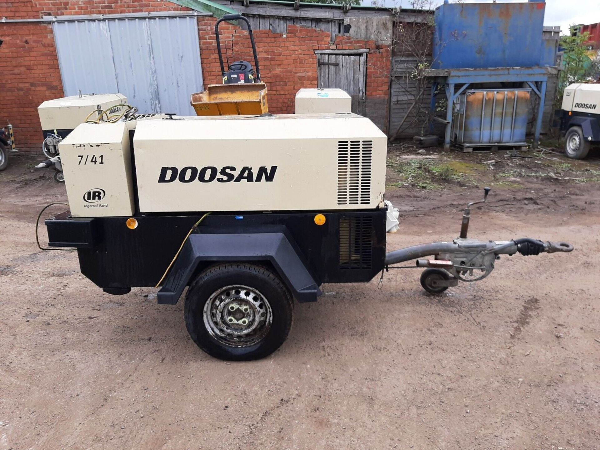 DOOSAN 7/41E DIESEL PORTABLE AIR COMPRESSOR GENERATOR - Image 4 of 8