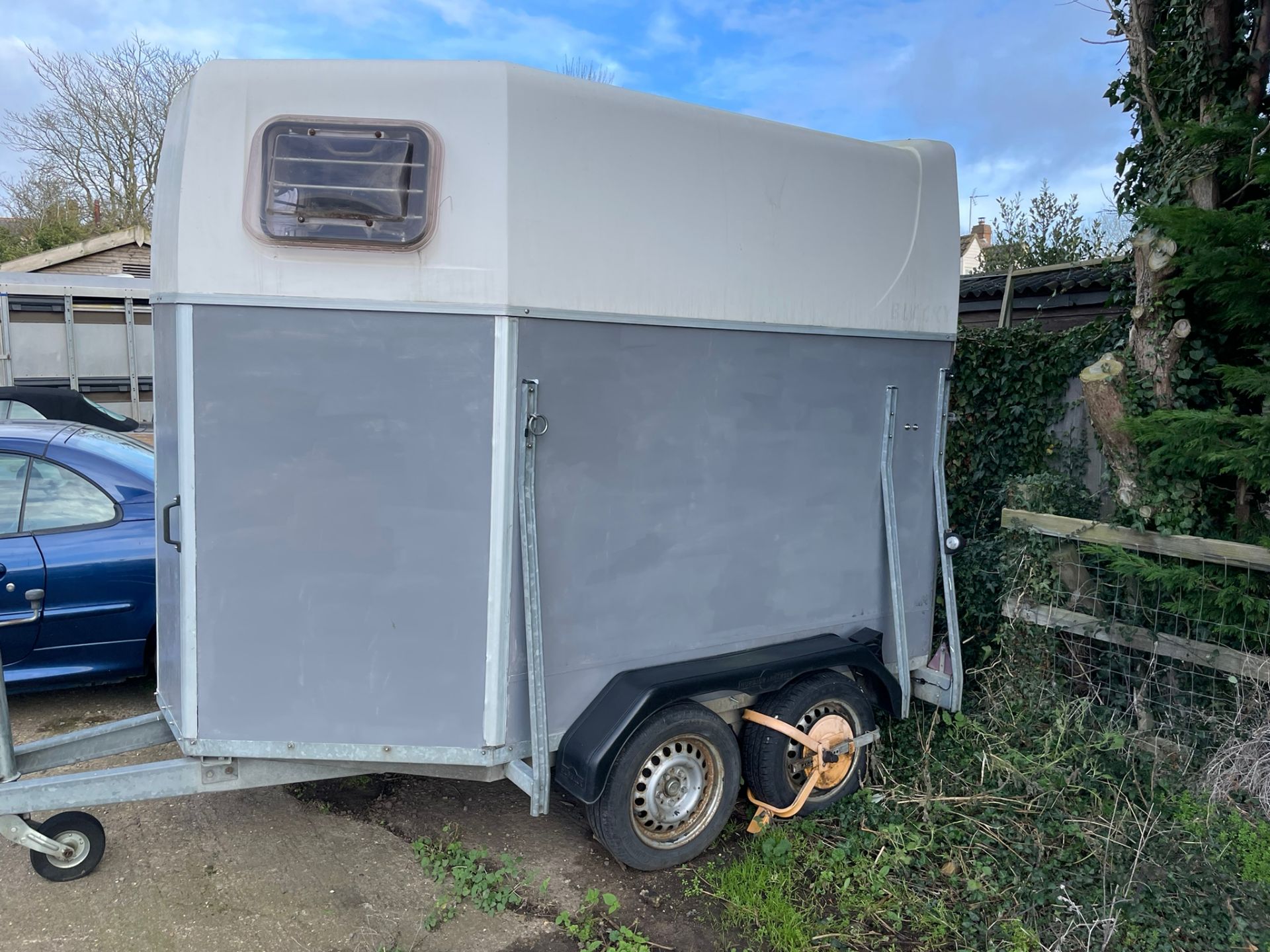 HUMBAUR TWIN AXLE HORSE BOX - ALL NEW PLY - GOOD TYRES. - Image 2 of 11