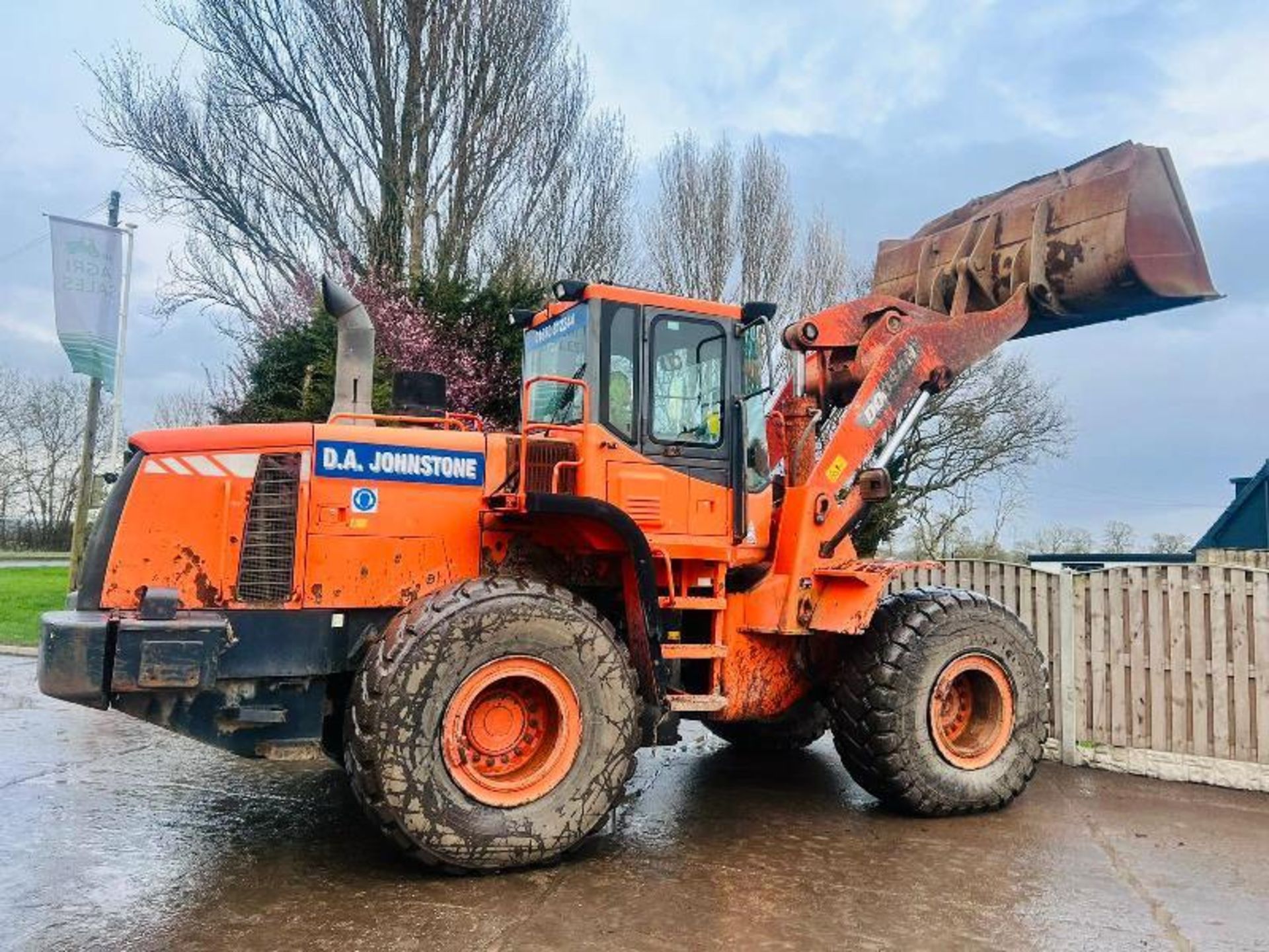 DOOSAN DL300 4WD LOADING SHOVEL * YEAR 2011 * C/W BUCKET