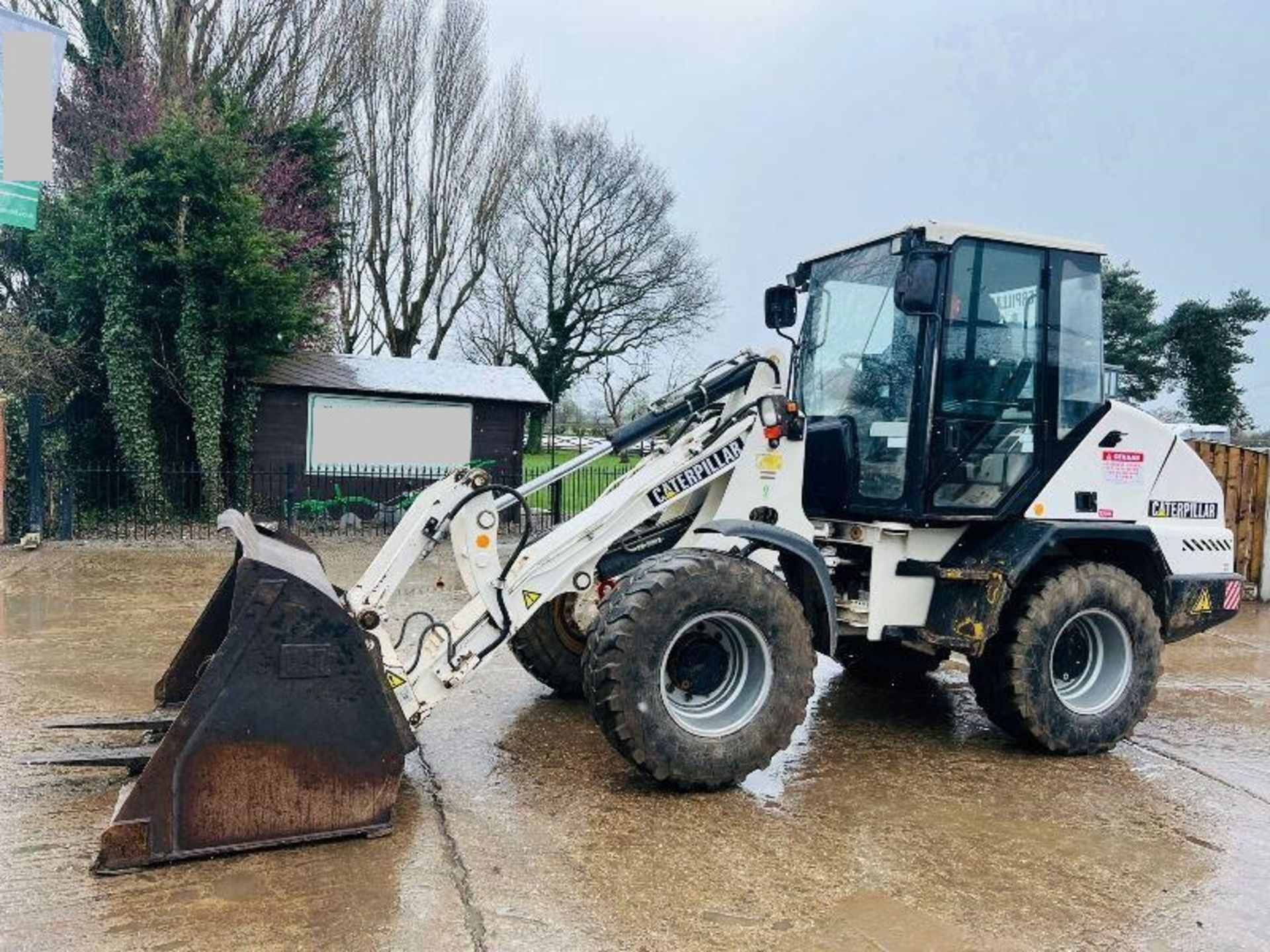 CATERPILLAR 908 4WD LOADING SHOVEL C/W BUCKET & PALLET TINES - Image 4 of 19