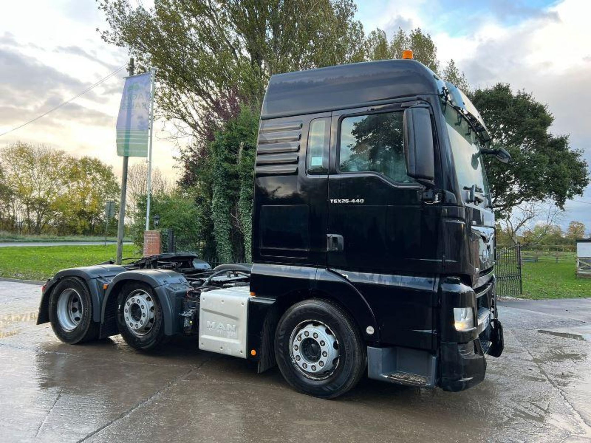 MAN TGX26.440 6X2 TRACTOR UNIT * YEAR 2016 * C/W MID LIFT - Image 2 of 20