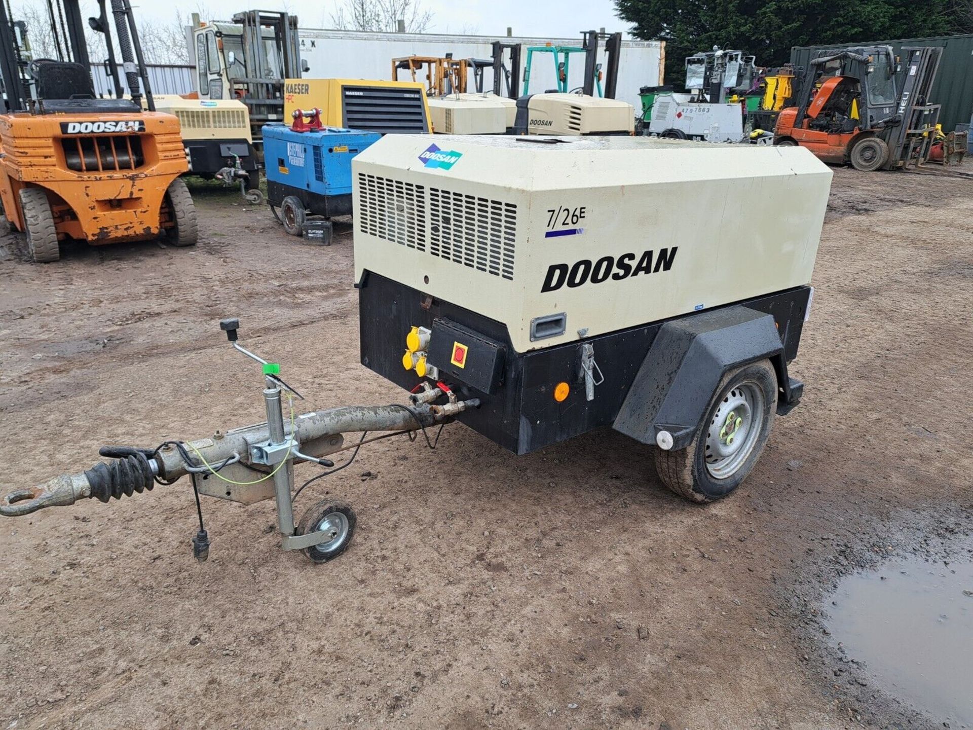 DOOSAN INGERSOLL RAND 7/26E DIESEL PORTABLE AIR COMPRESSOR & GENERATOR ONLY 815 - Image 2 of 8