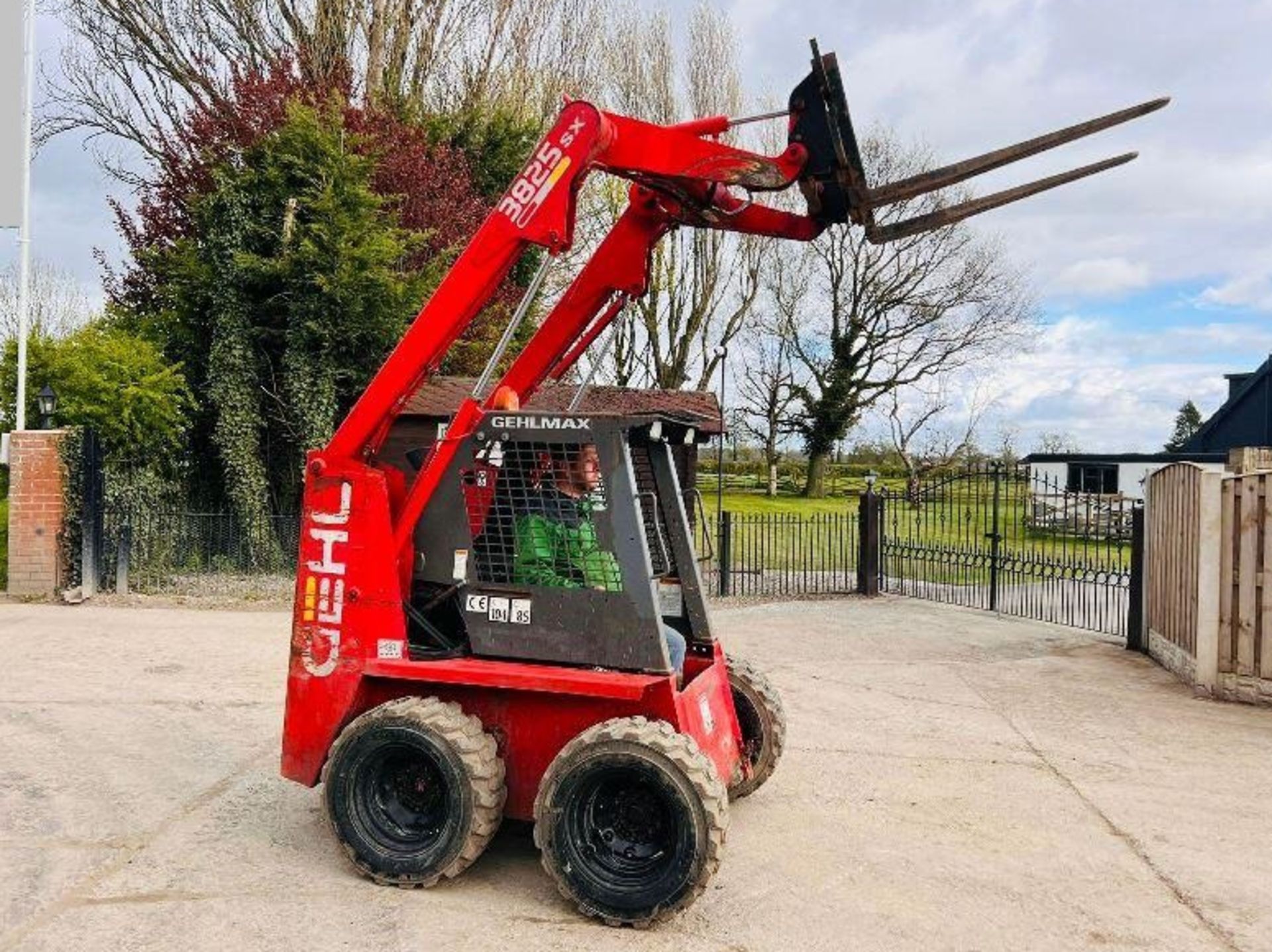 GEHL 3825SX 4WD SKIDSTEER C/W PALLET TINES & KUBOTA ENGINE - Image 15 of 15