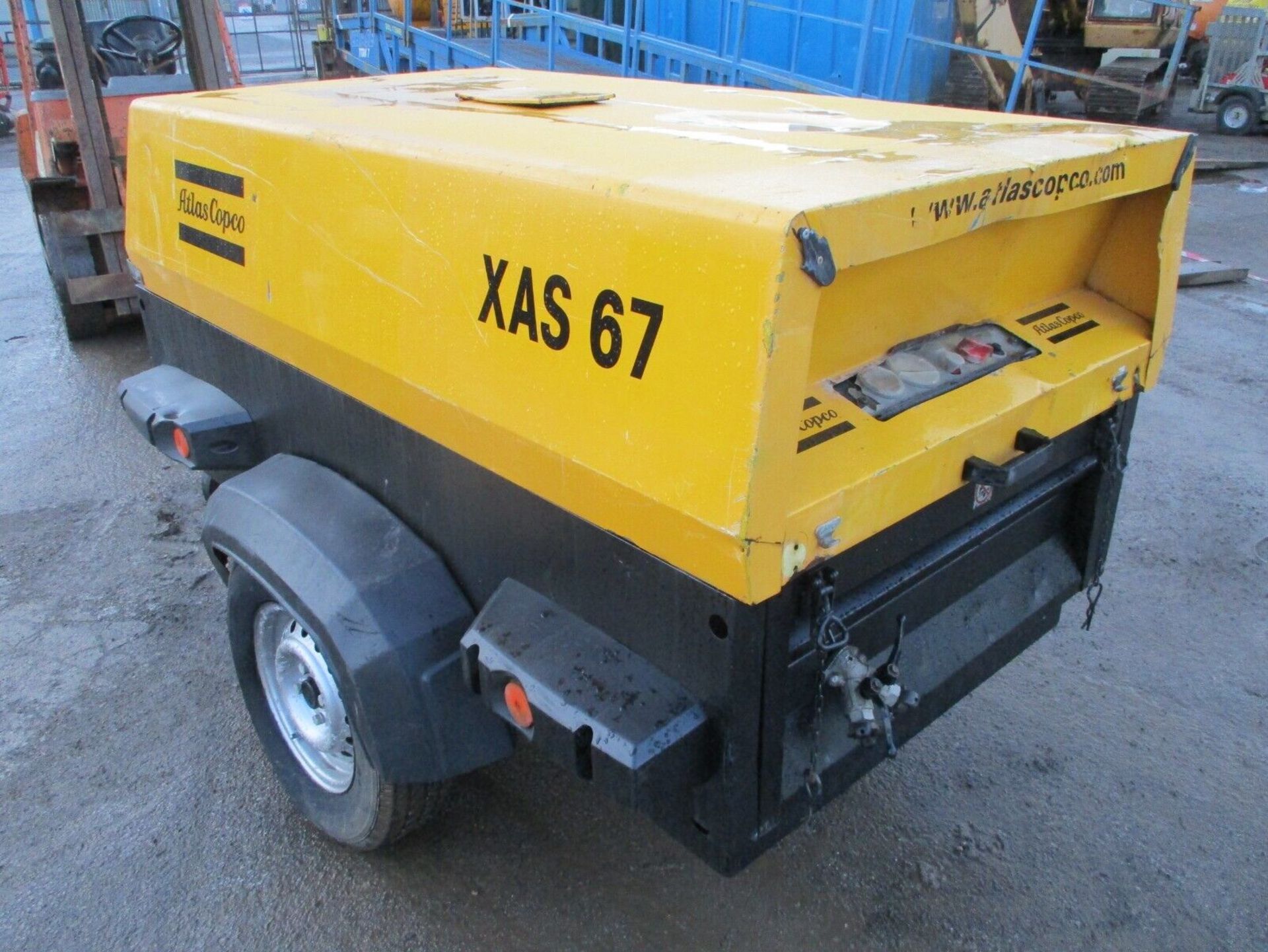 ATLAS COPCO XAS 67 130 CFM COMPRESSOR 2 TOOL TOWABLE ROAD TOW DELIVERY ARRANGED - Image 4 of 10