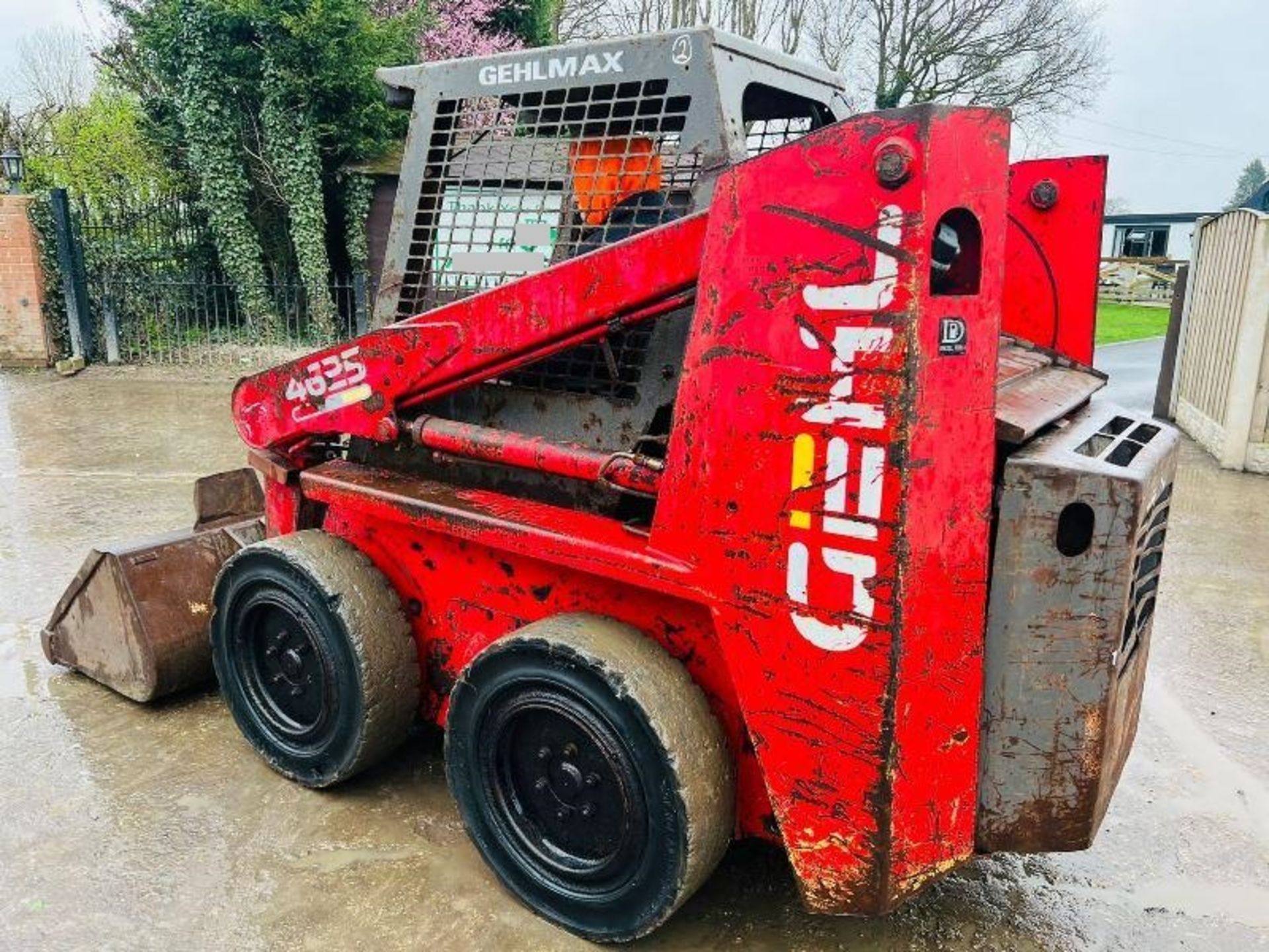 GEHL 4625 4WD SKIDSTEER C/W KUBOTA ENGINE & BUCKET - Image 16 of 17