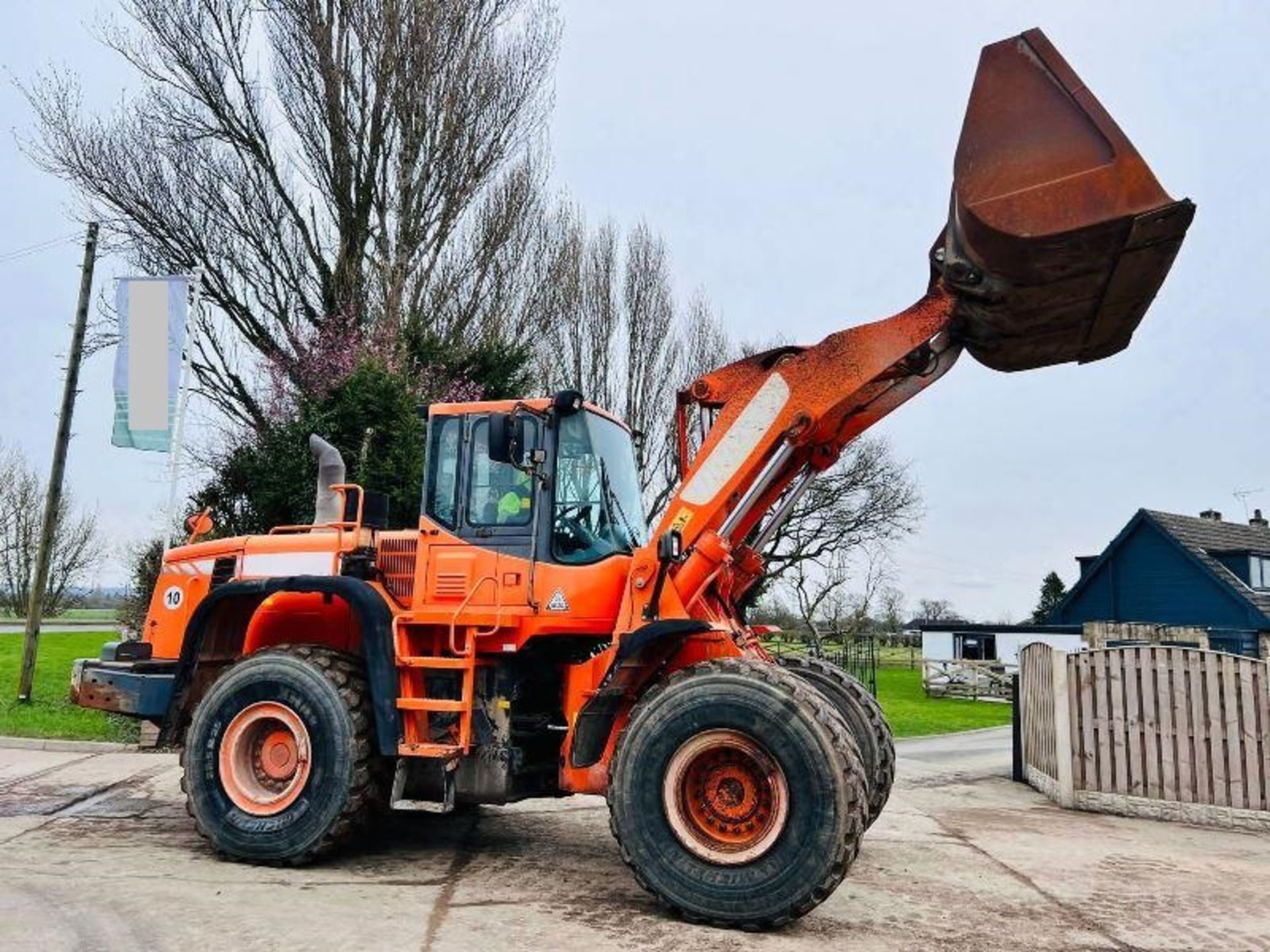 DOOSAN DL350 4WD LOADING SHOVEL *YEAR 2012* C/W BUCKET & AC CABIN - Image 7 of 20