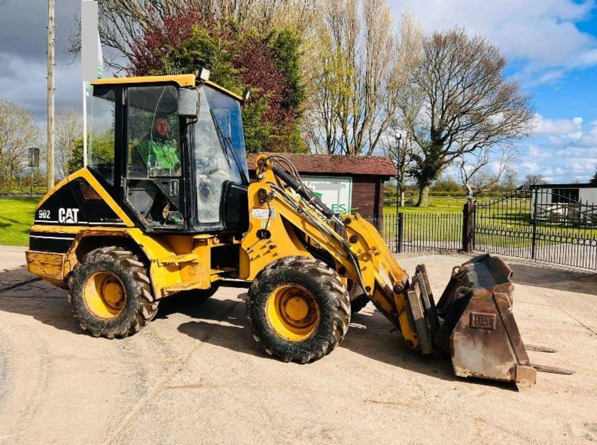 CATERPILLAR 902 4WD LOADING SHOVEL C/W BUCKET AND TINES - Image 14 of 16